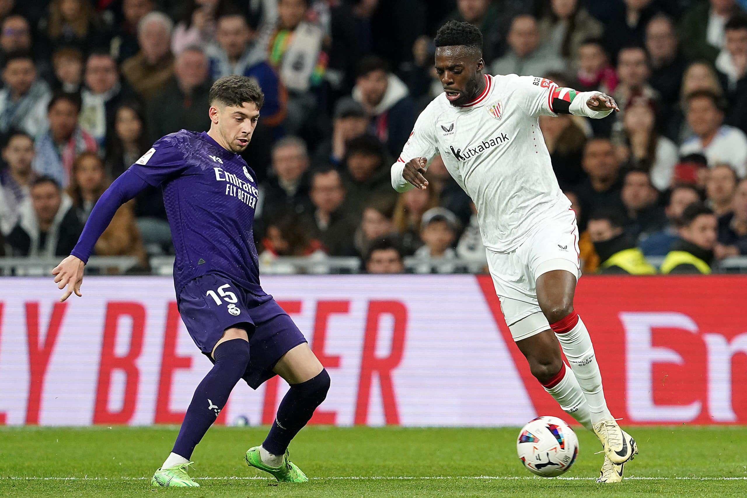 Inaki Williams face à Federico Valverde lors d'un Real Madrid-Athletic Bilbao en 2024.