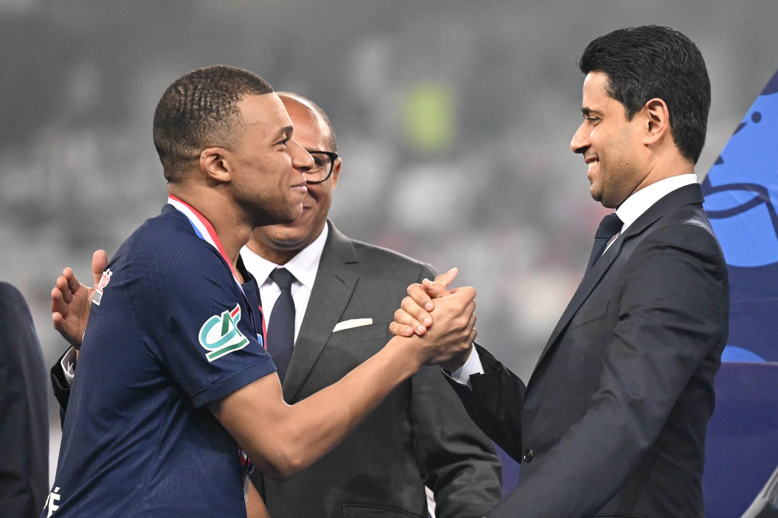 Kylian Mbappé et Nasser al-Khelaïfi se saluant après la finale de la Coupe de France 2024.