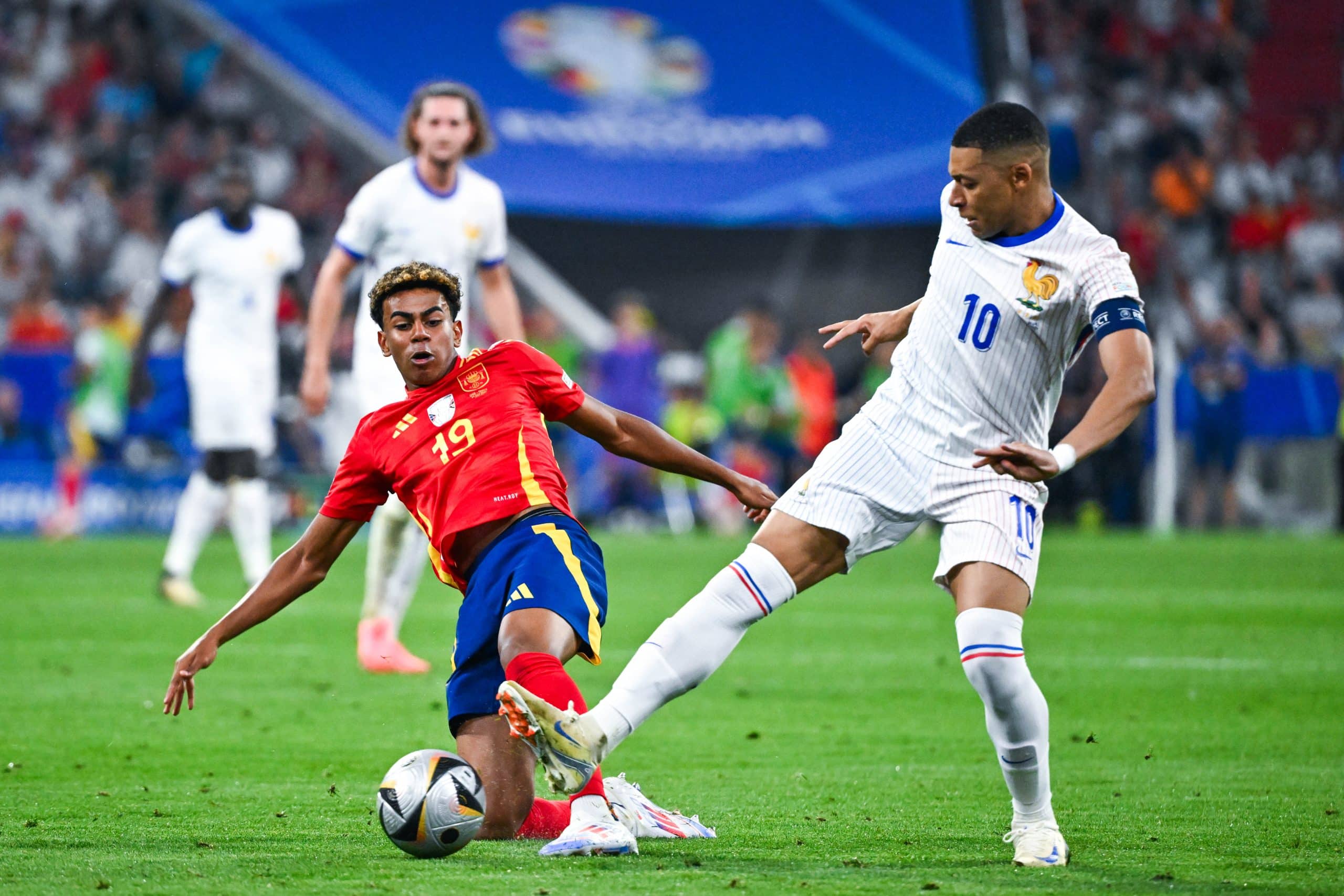 Lamine Yamal taclant Kylian Mbappé lors du dernier Espagne-France, en demi-finales de la Ligue des Nations.