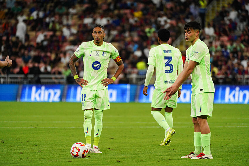 Raphinha et Pedri s'apprêtant à tirer un coup franc lors d'un match du FC Barcelone la saison dernière.