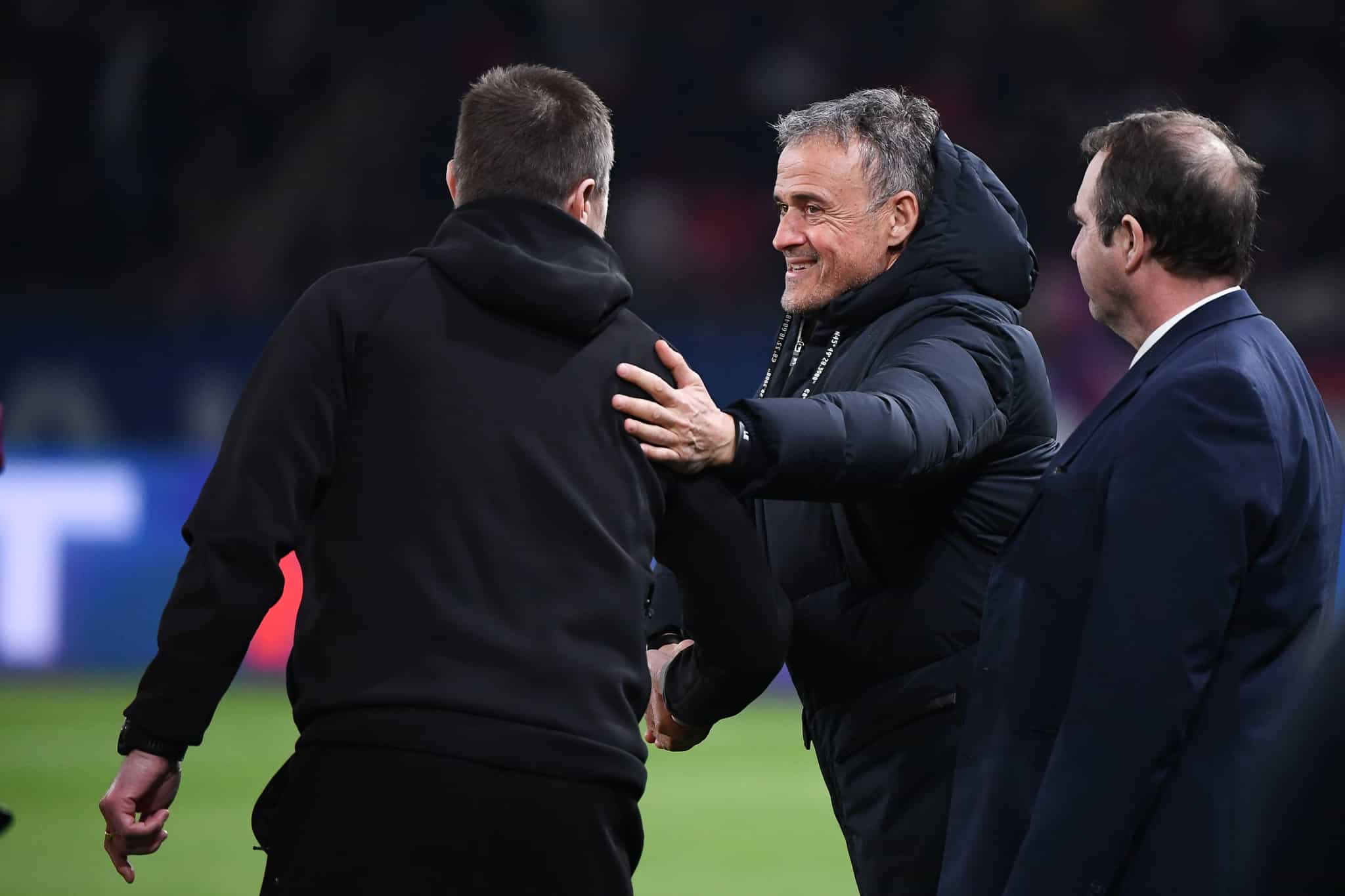 Luis Enrique serrant la main d'Eirik Horneland lors de PSG-ASSE la saison dernière.