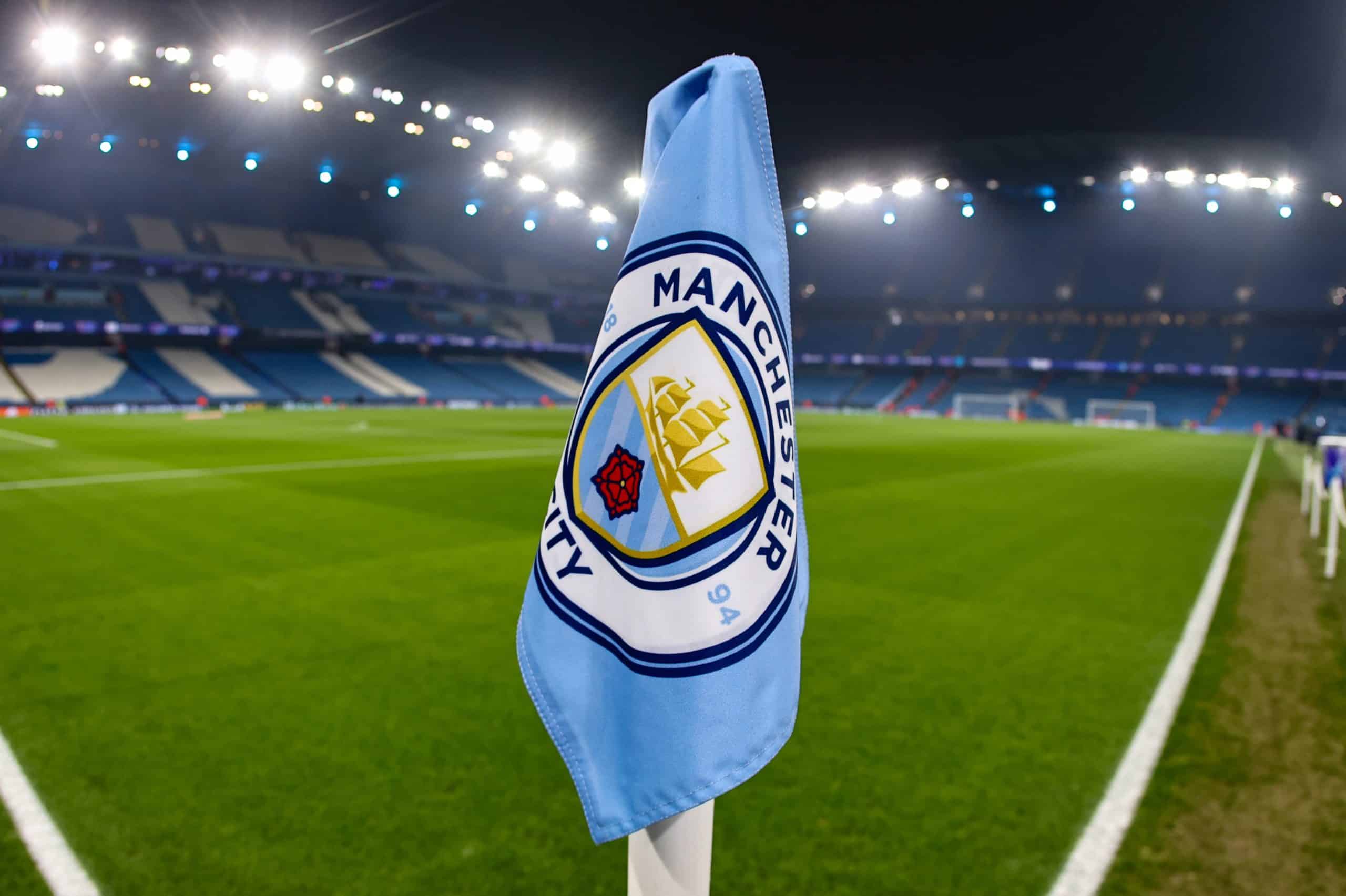 Le logo de Manchester City devant l'Etihad Stadium.