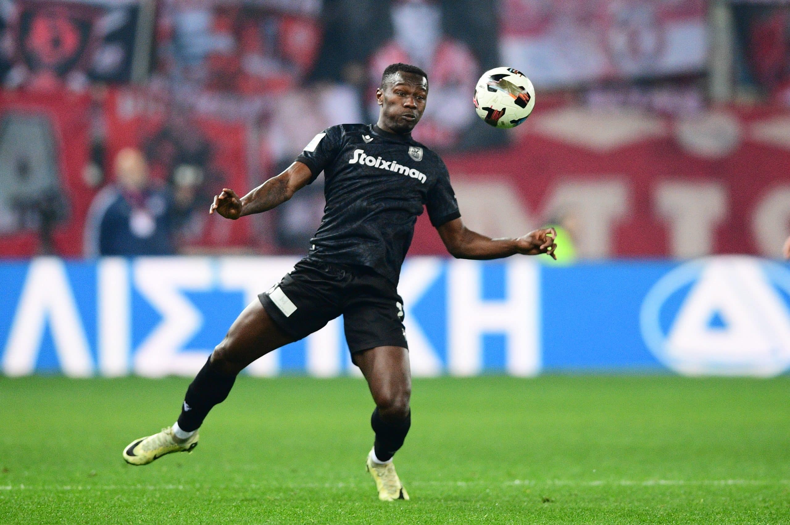 Mady Camara contrôlant le ballon lors d'un choc entre l'Olympiakos et le PAOK.