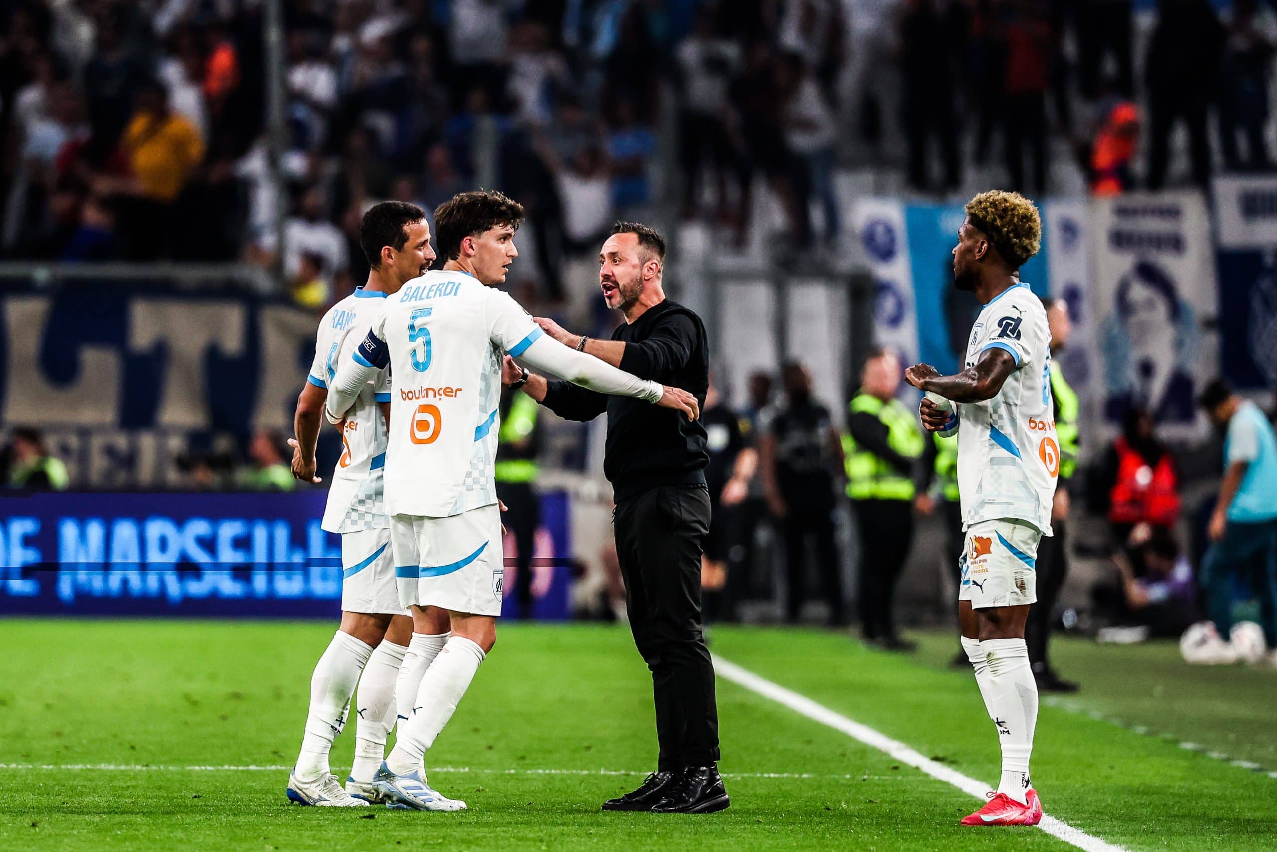 Leonardo Balerdi s'expliquant avec Roberto De Zerbi pendant un match de l'OM.