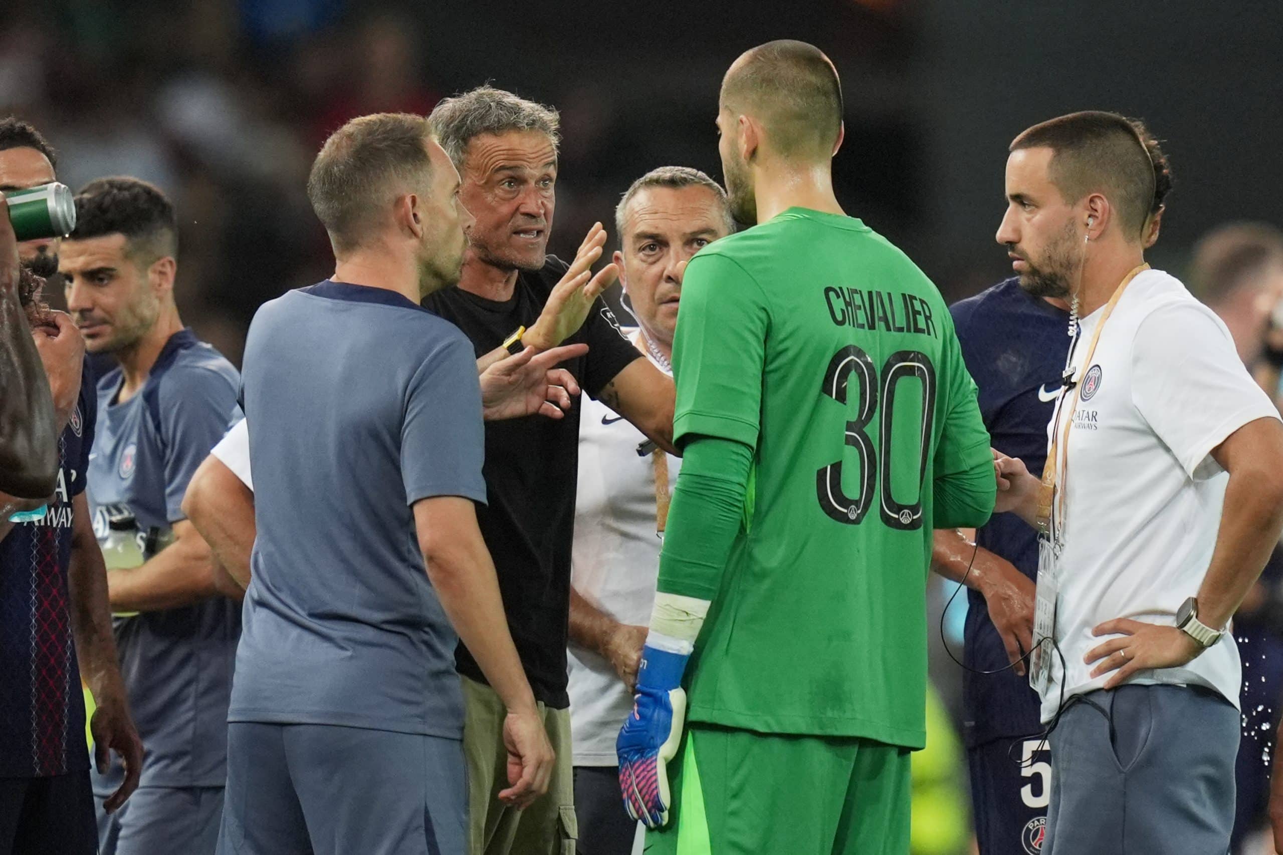 L'entraîneur du PSG, Luis Enrique, discutant avec Lucas Chevalier lors de la Supercoupe d'Europe.