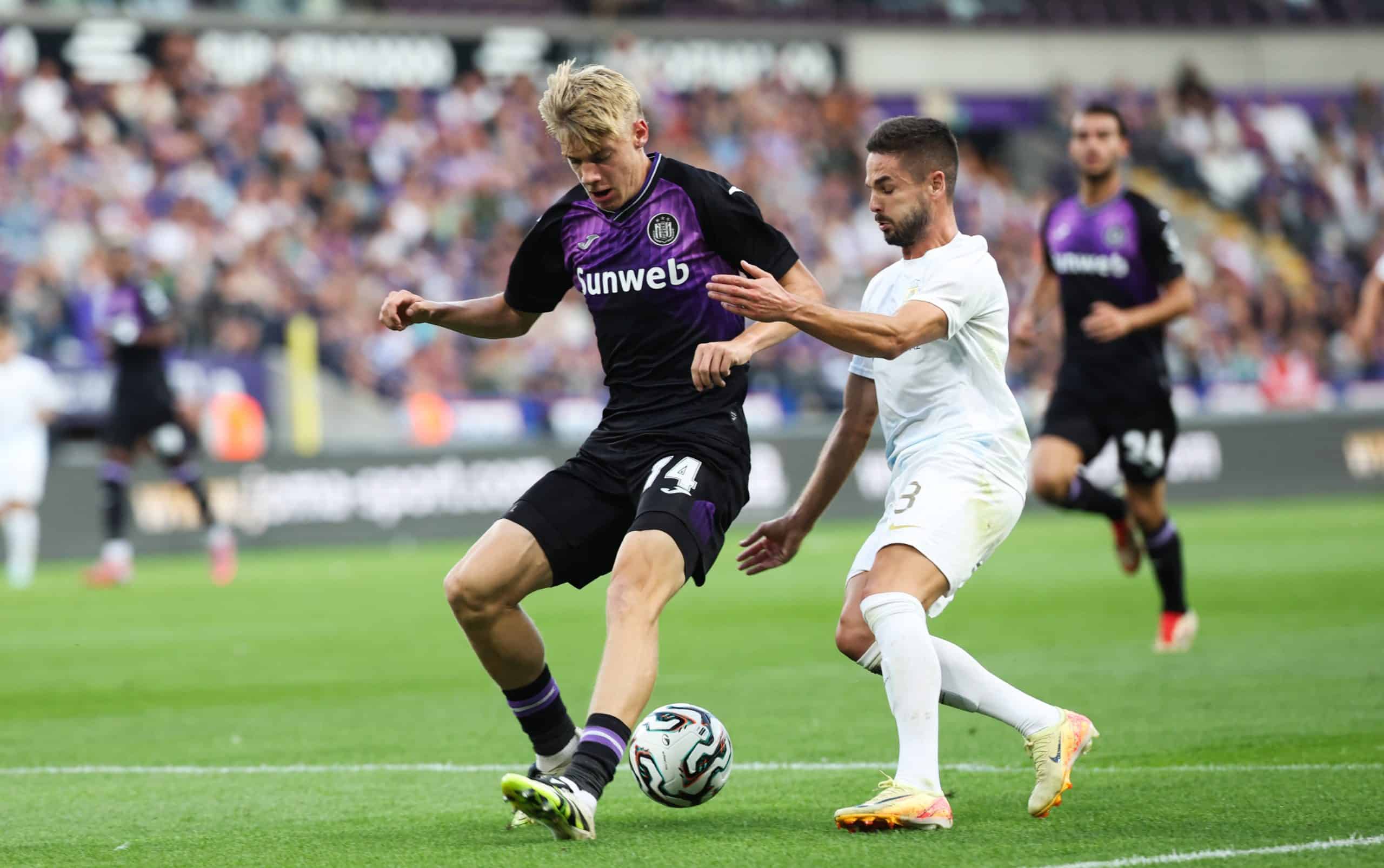 Nathan De Cat (en noir et mauve) lors d'un match d'Anderlecht.