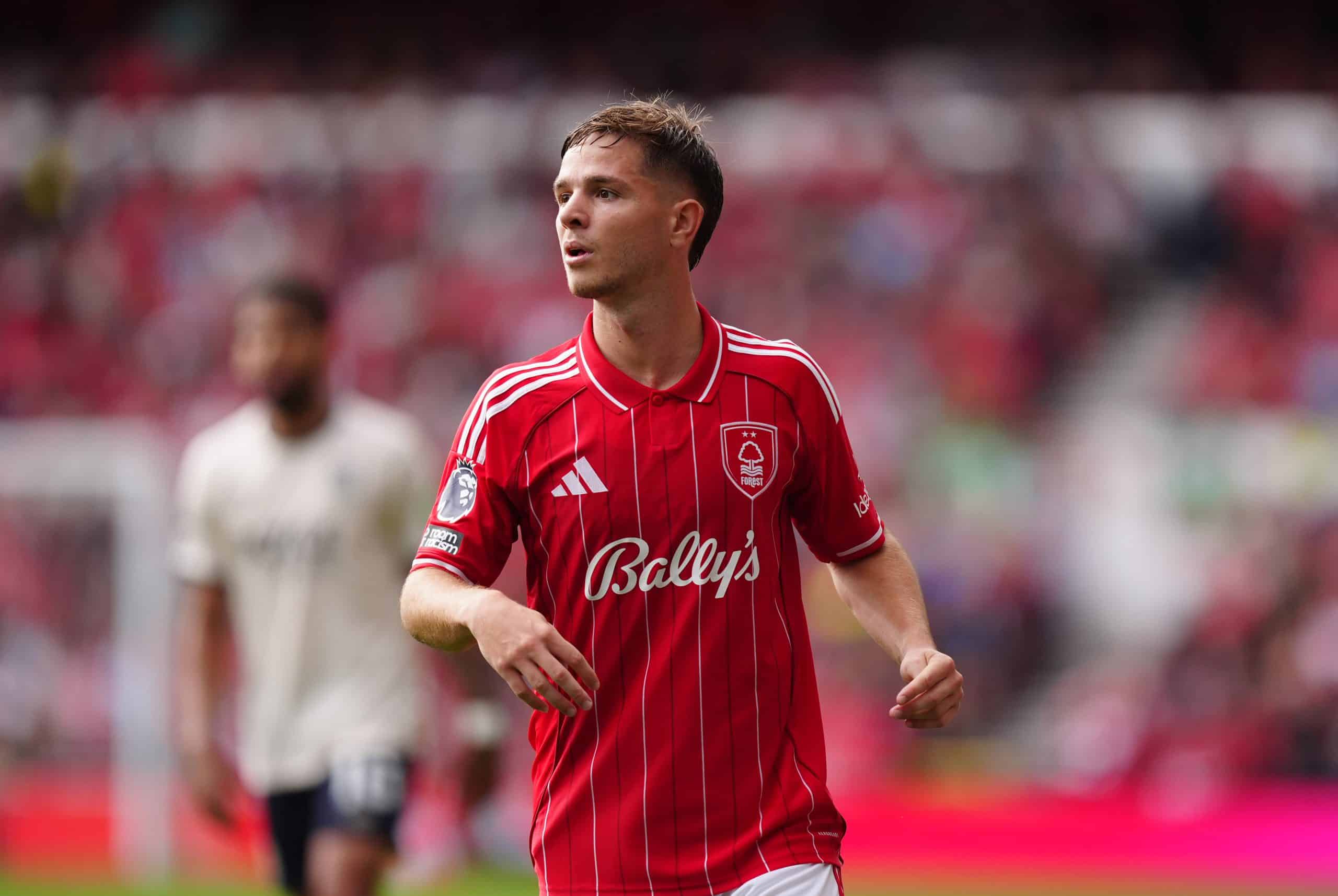 James McAtee en action avec Nottingham Forest.