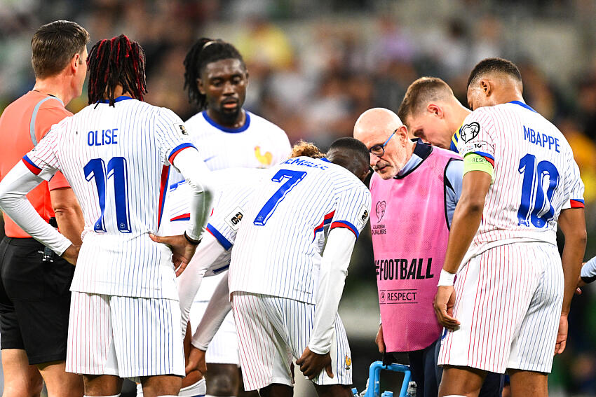 Ousmane Dembélé quittant le terrain lors d'Ukraine-France.