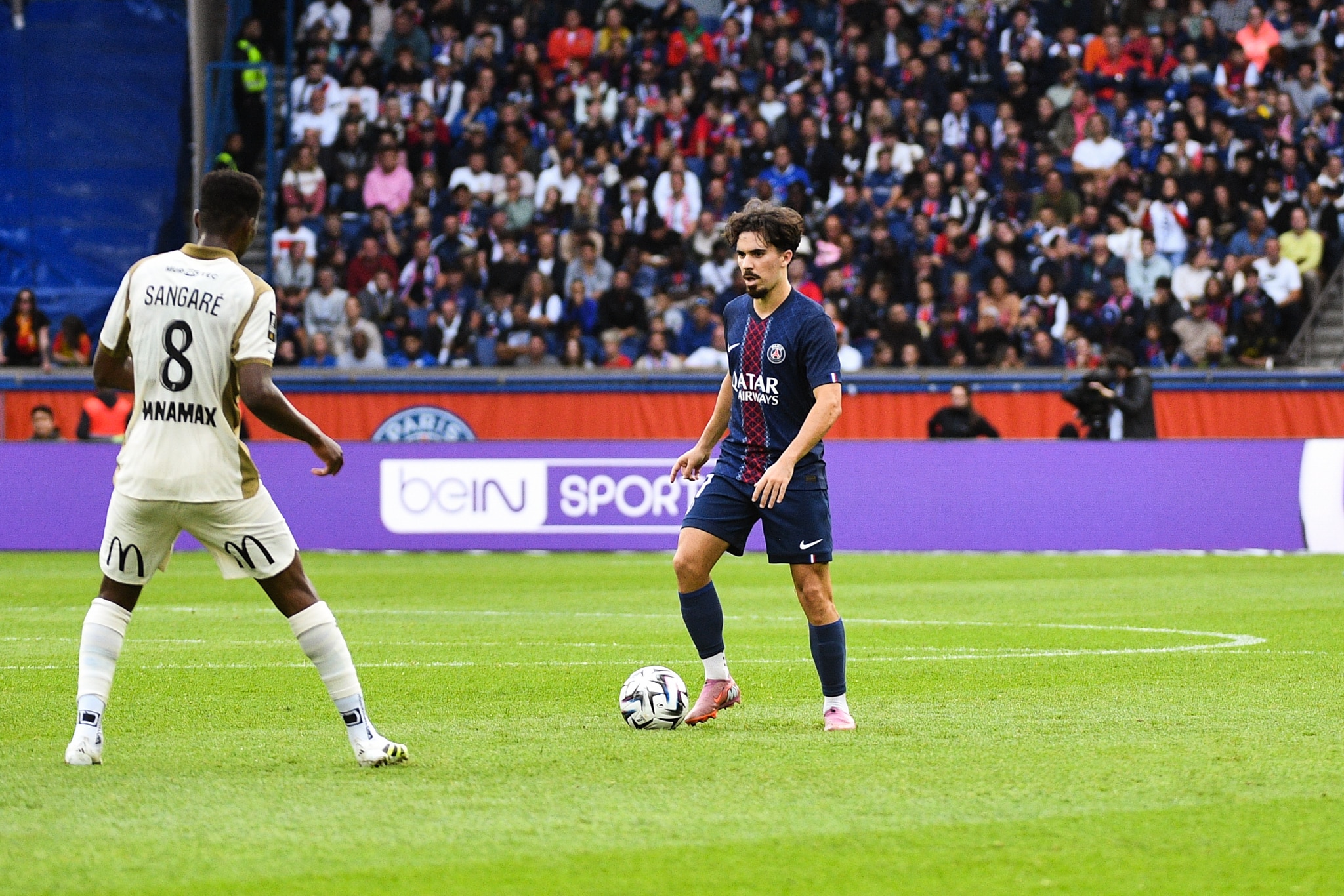 Vitinha face à Sangaré lors de PSG-Lens.