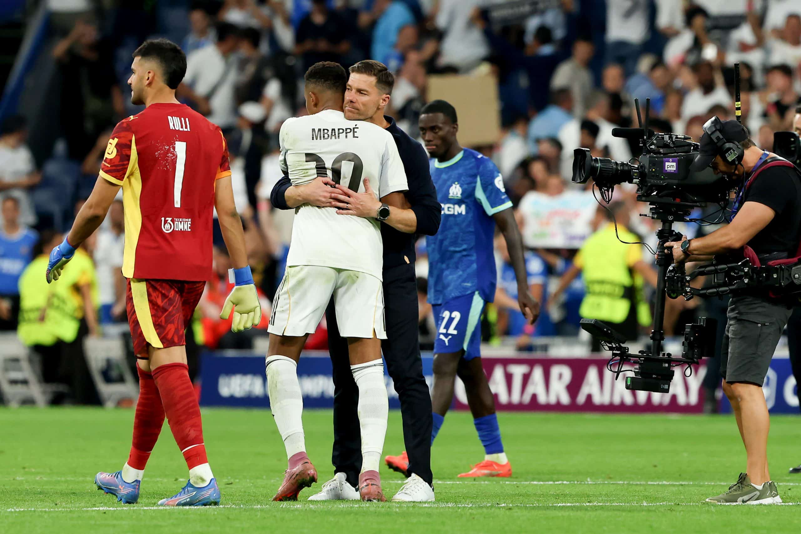 Xabi Alonso enlaçant Kylian Mbappé après le succès du Real Madrid sur l'OM en septembre.