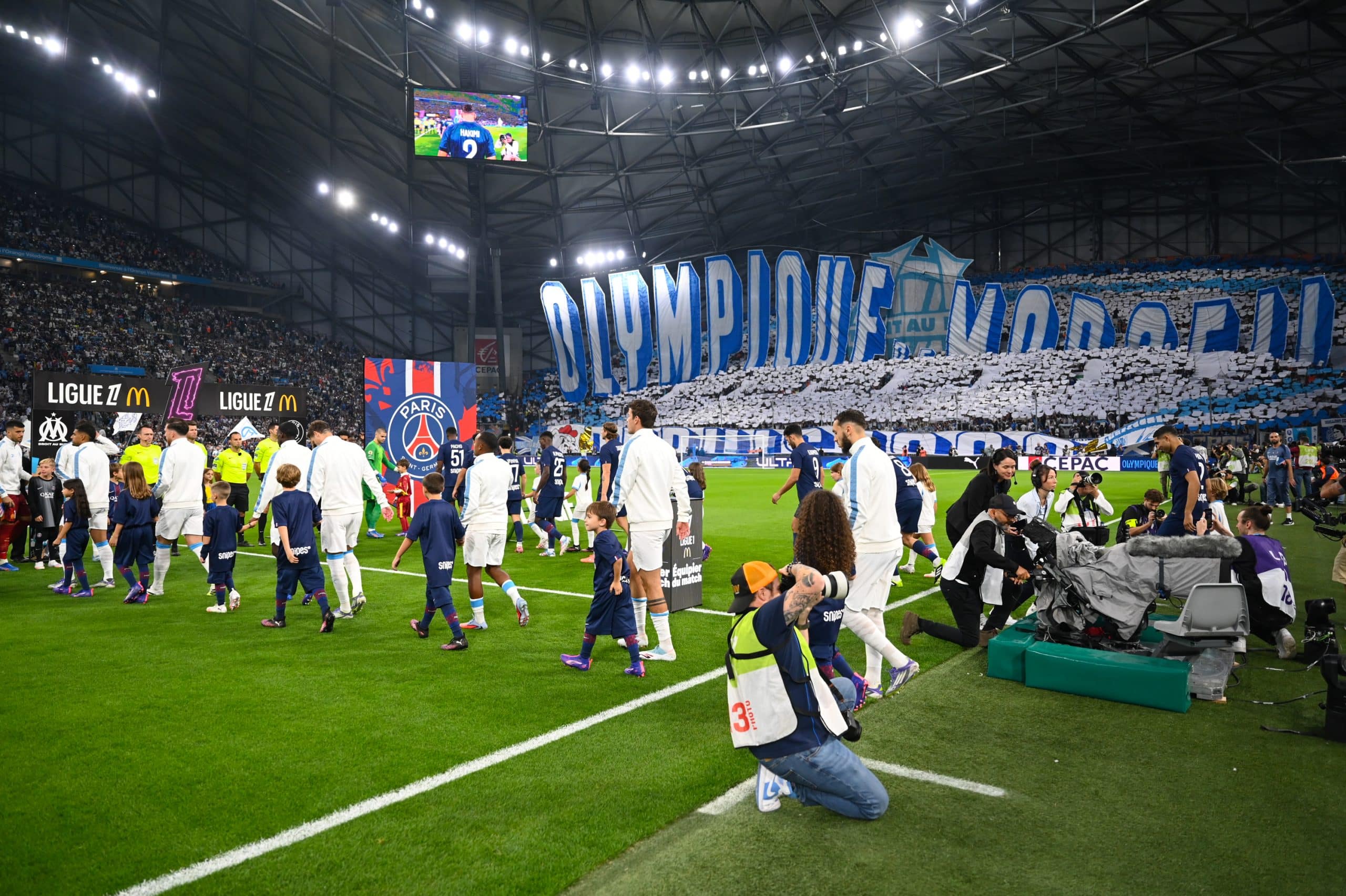Les joueurs de l'OM et du PSG pénétrant sur la pelouse du Vélodrome avant le Clasico de septembre.