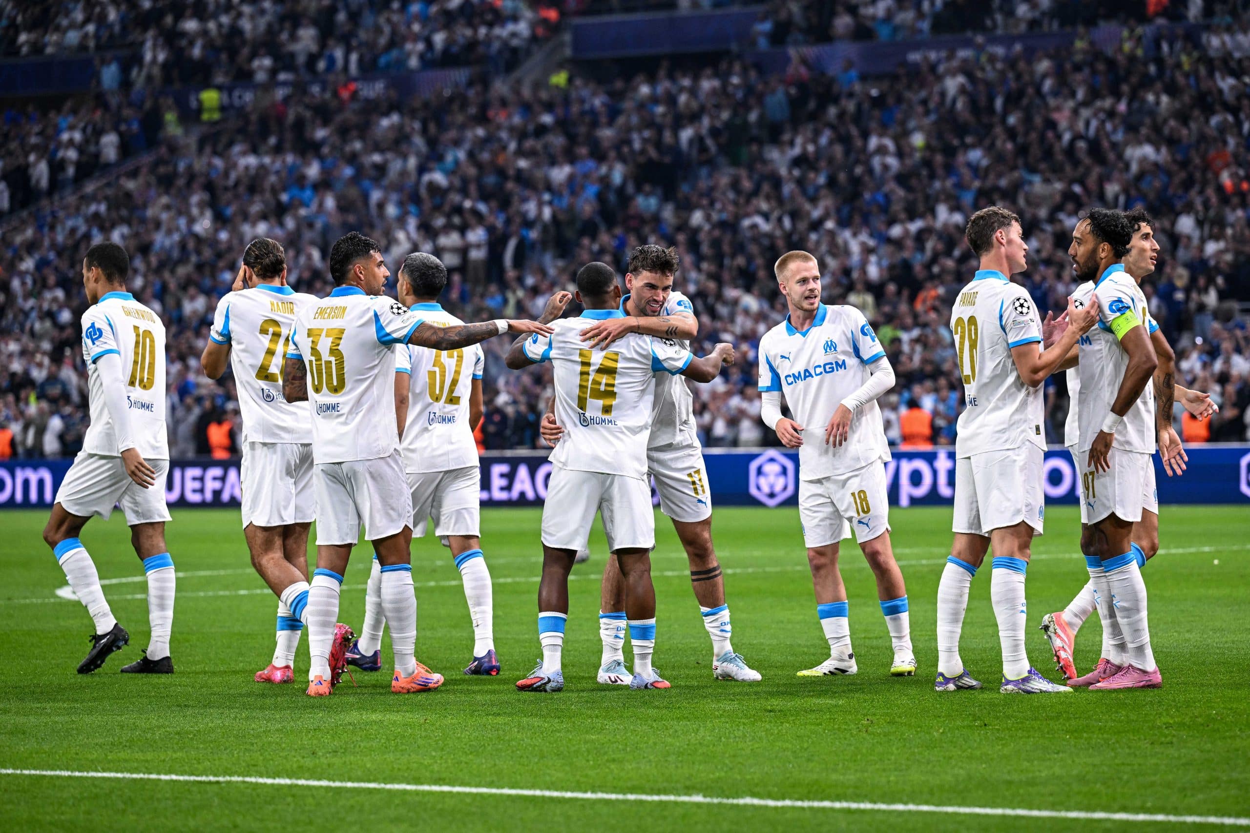 La joie de Facundo Medina et de ses partenaires de l'OM après un but.