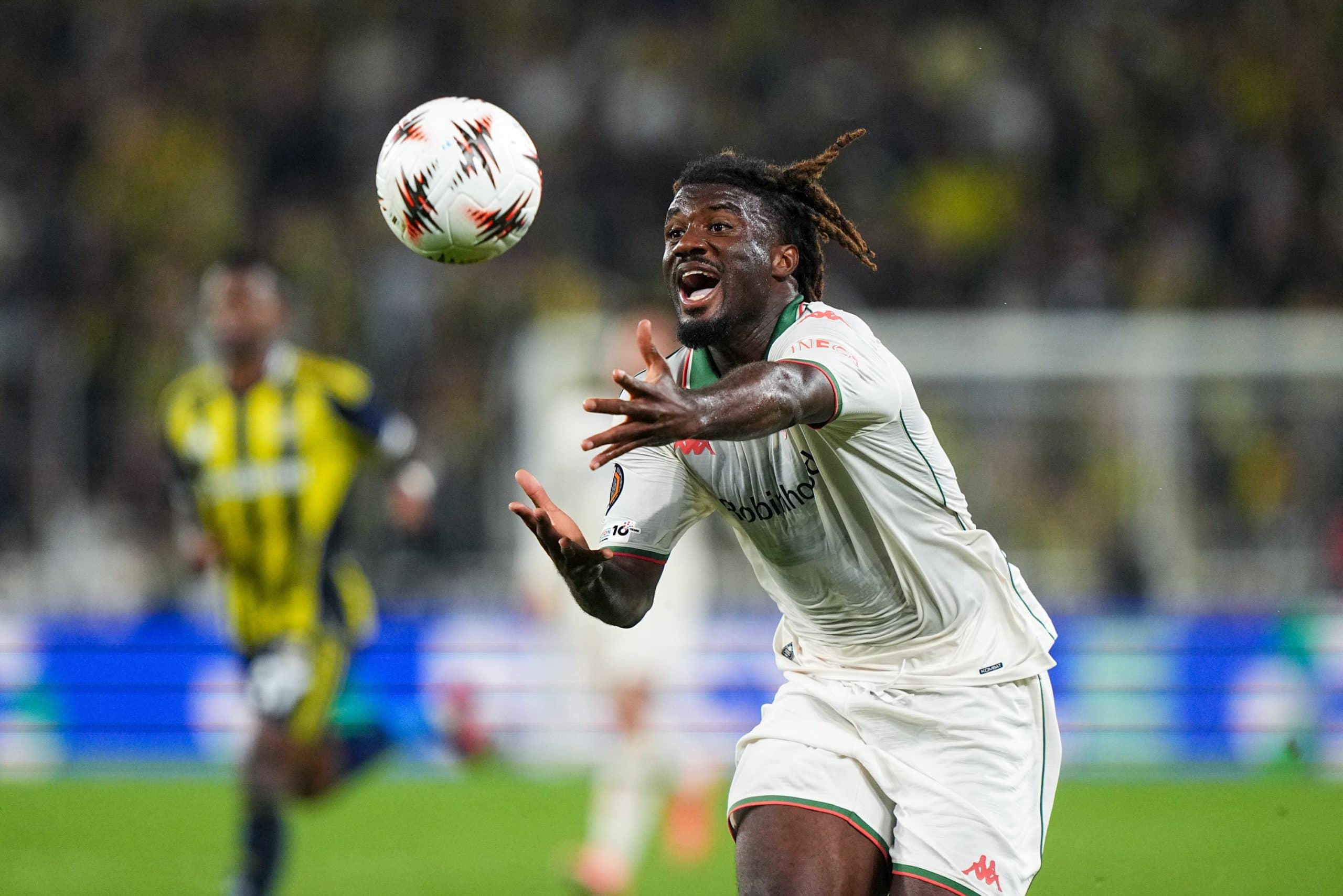 Terem Moffi sous le maillot de l'OGC Nice lors d'un match d'Europa League contre Fenerbahçe.