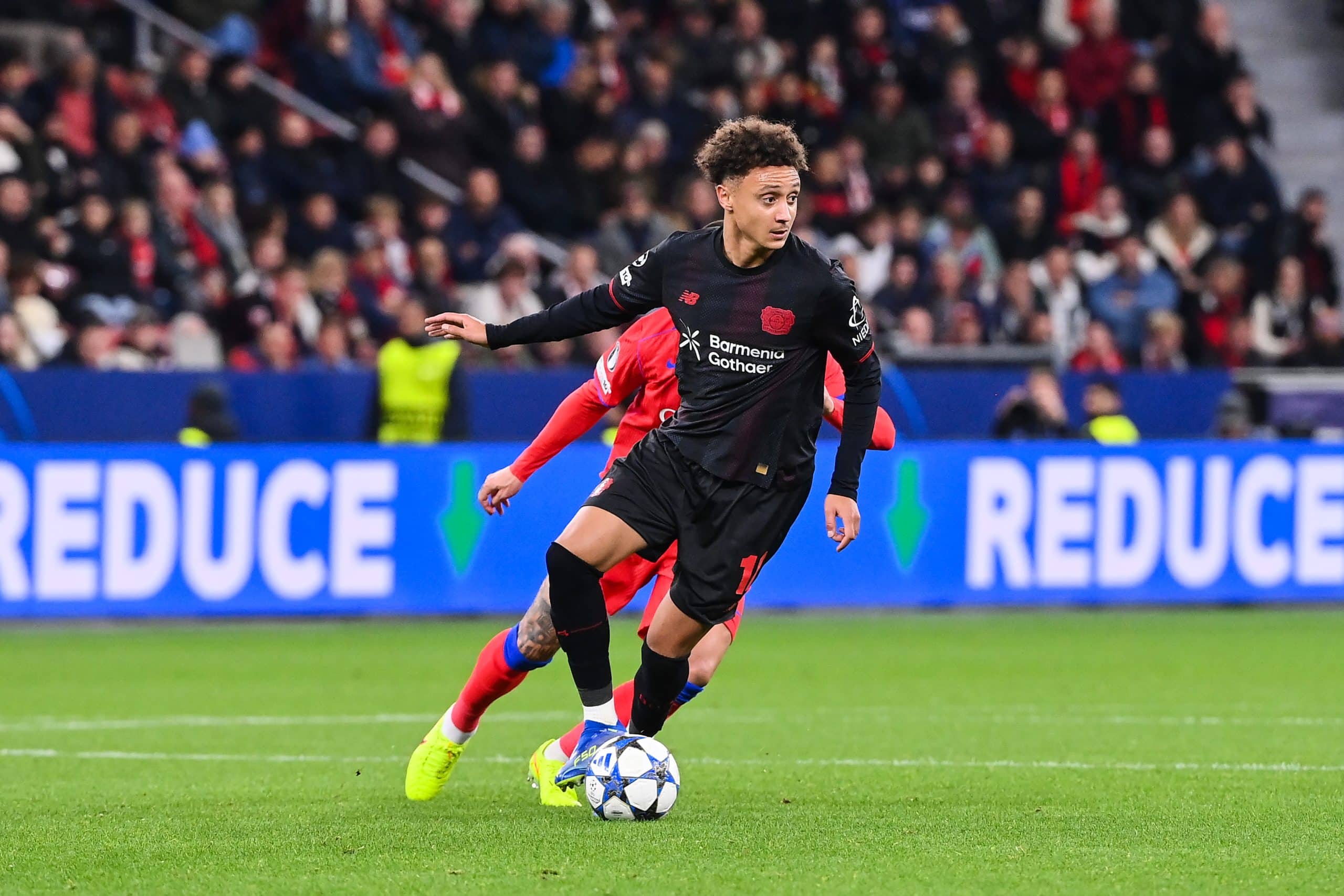 Eliesse Ben Seghir en action avec le Bayer Leverkusen.