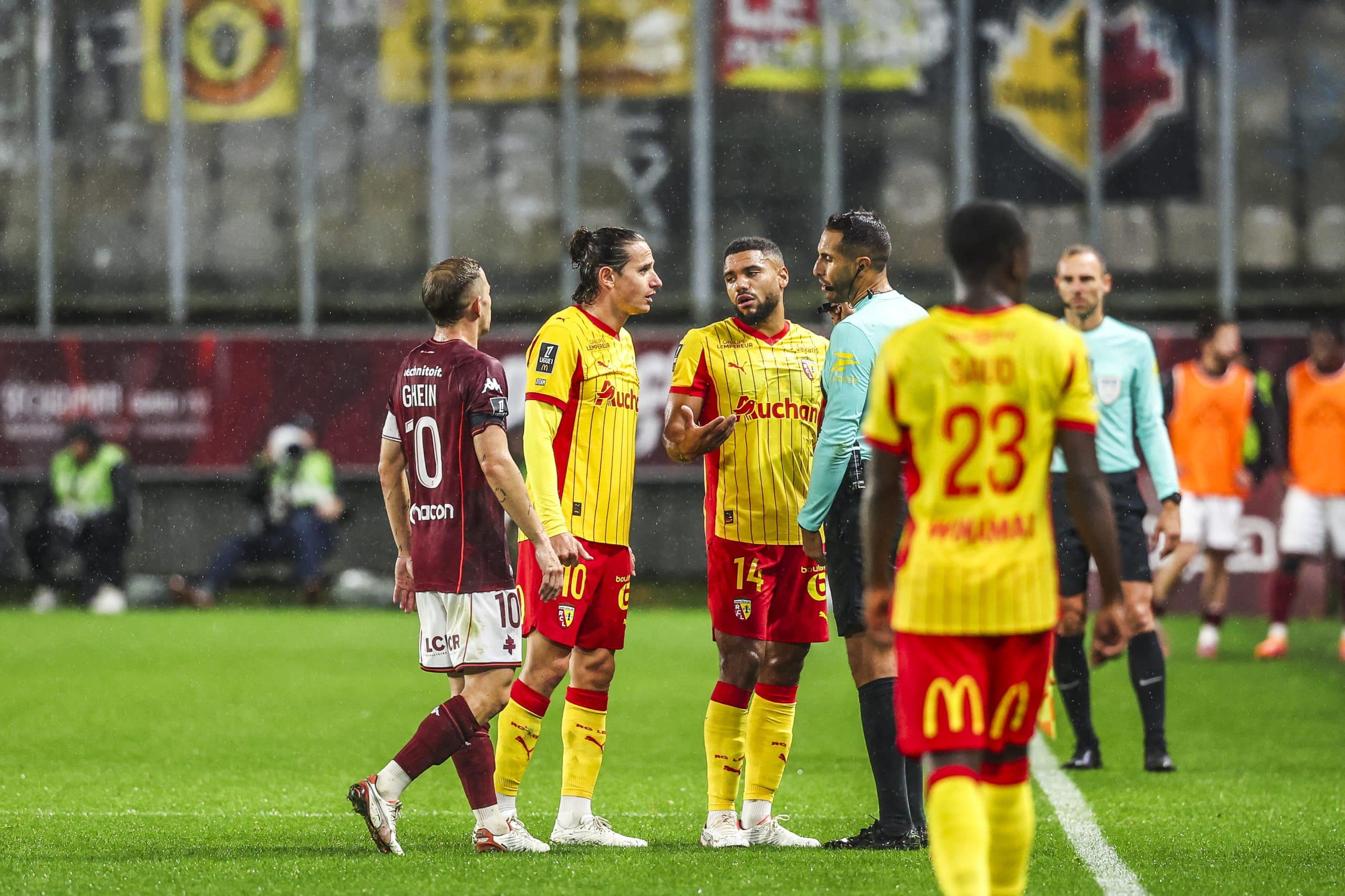 Florian Thauvin et Matthieu Udol en discussion lors de Metz-Lens.