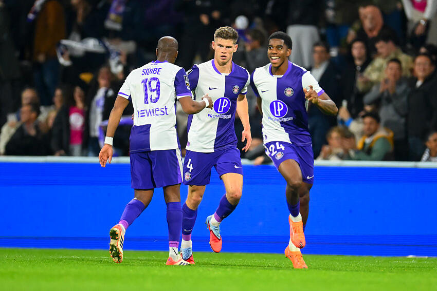 Charlie Creewell et Dayann Methalie célébrant un but du TFC contre Rennes.