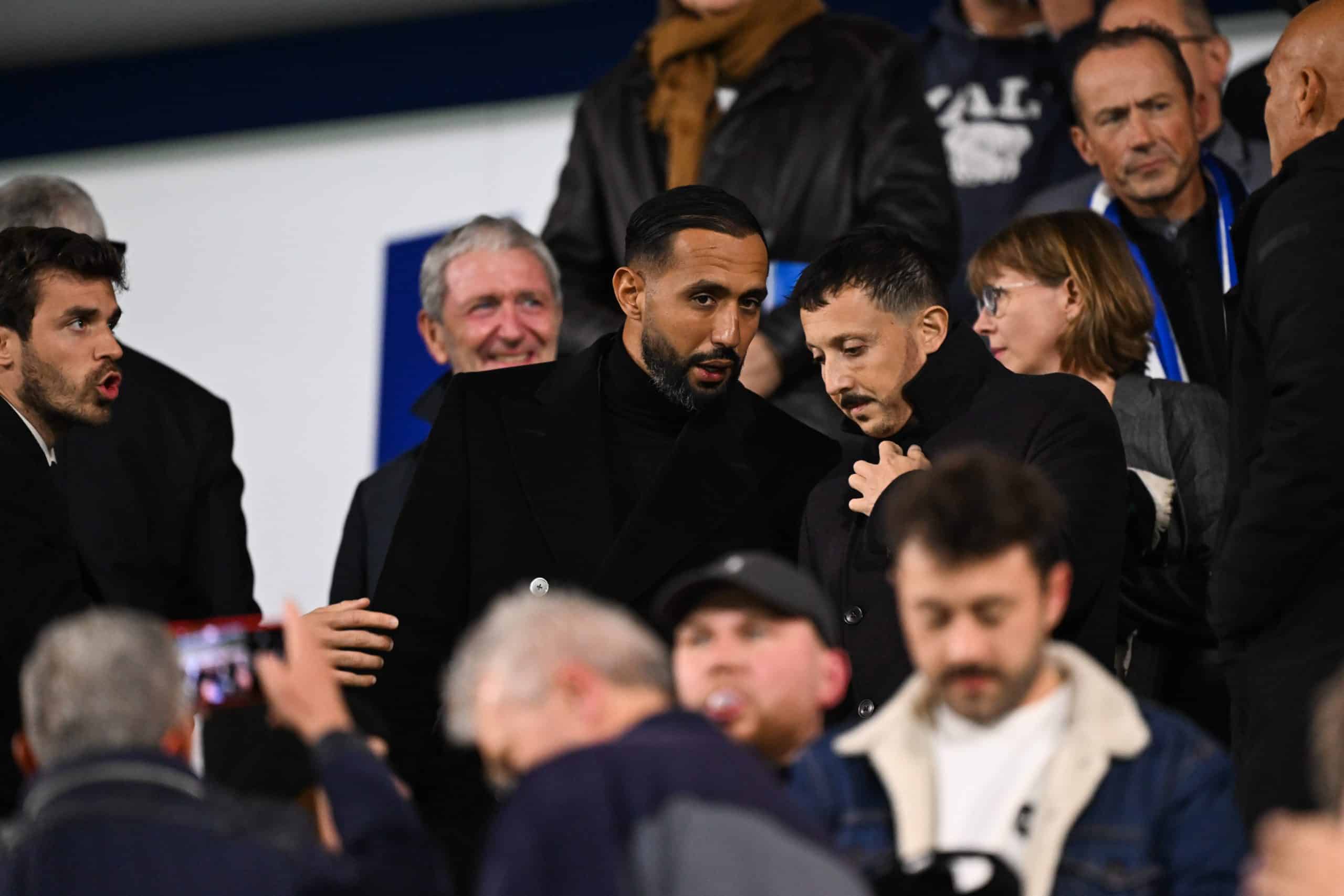 Medhi Benatia et Pablo Longoria discutant lors du match de l'OM à Auxerre.