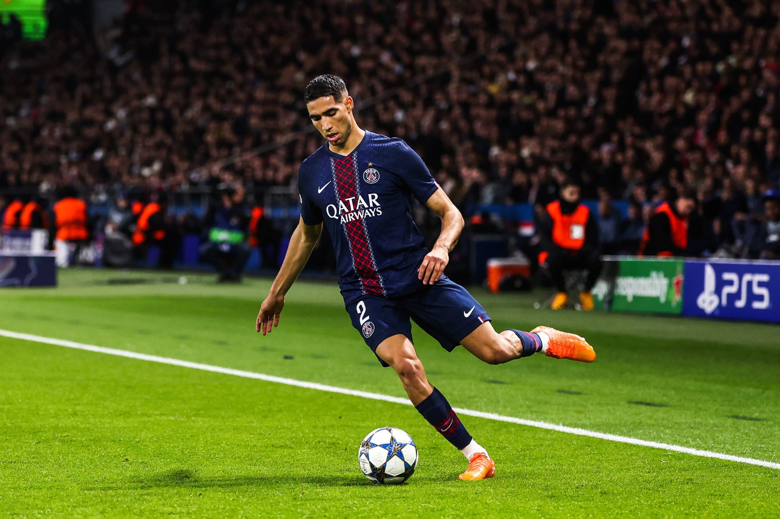 Le latéral droit du PSG Achraf Hakimi avant sa blessure face au Bayern.