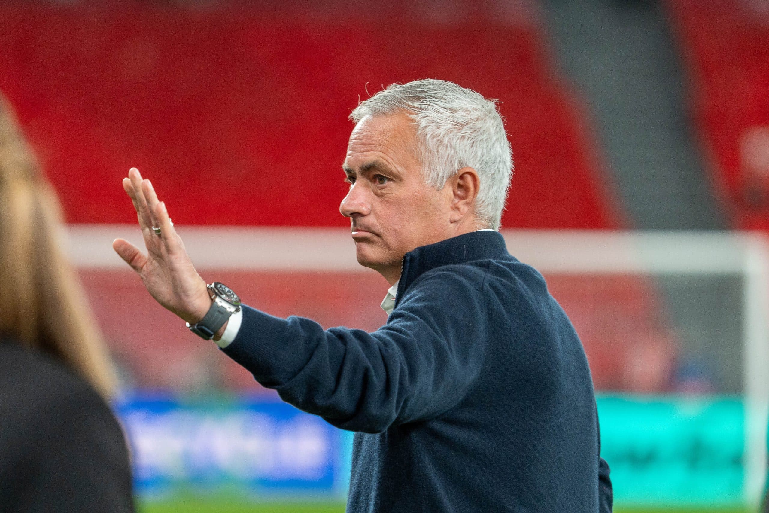 L'entraîneur du Benfica, José Mourinho, saluant des supporters.