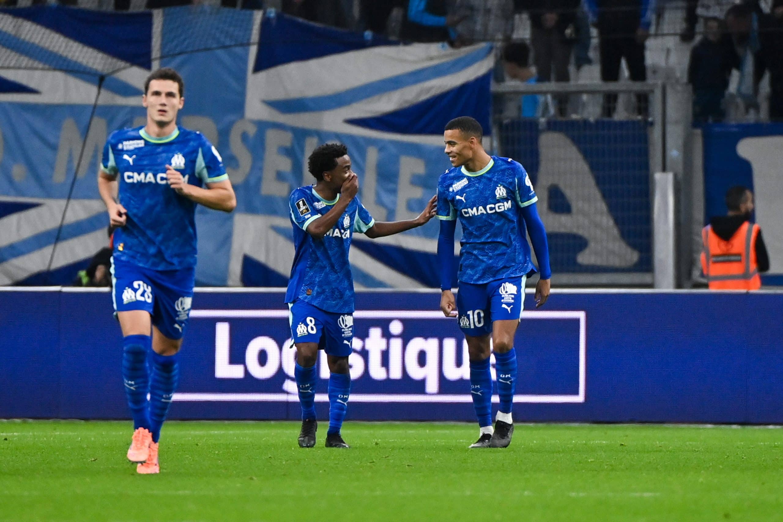 Angel Gomes célébrant son but contre Brest avec Mason Greenwood.