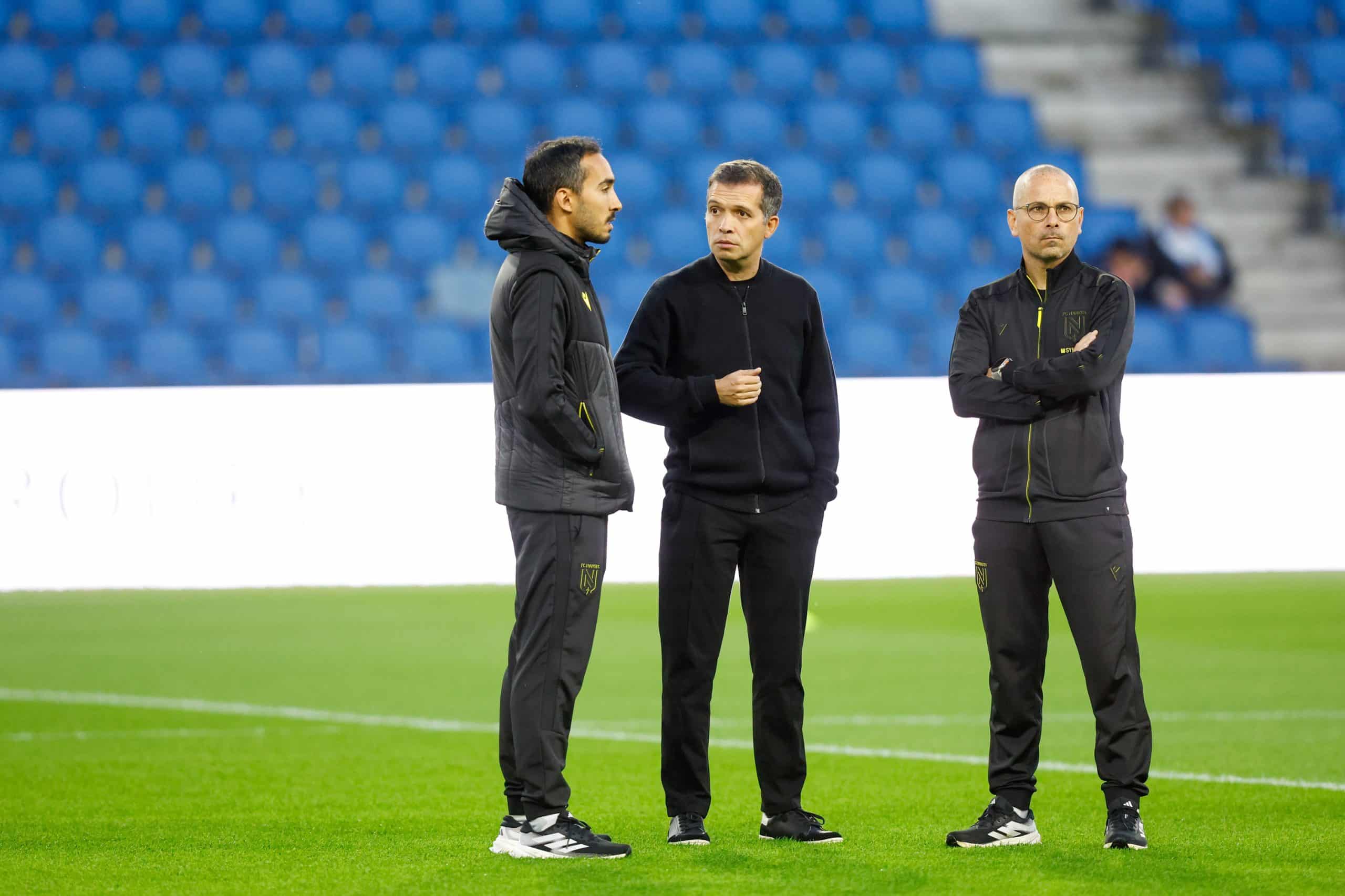 Ahmed Kantari en discussion avec Luis Castro avec le match du FC Nantes au Havre.