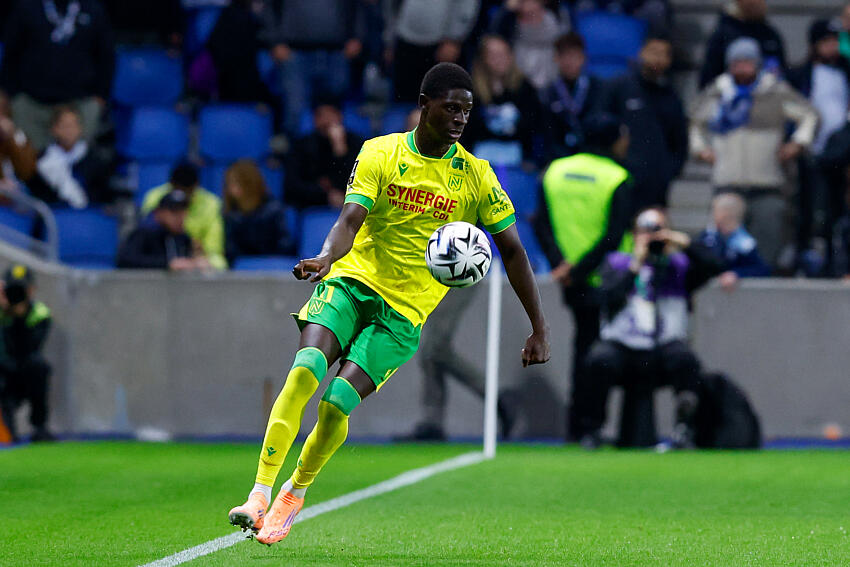 Herba Guirassy contrôlant le ballon lors du match du FC Nantes au Havre.