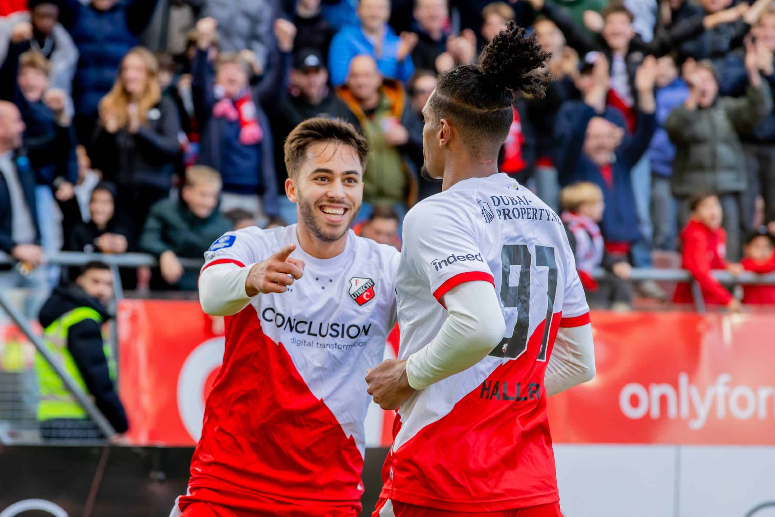 Souffian El Karouani célébrant un but avec son partenaire Sébastien Haller à Utrecht.