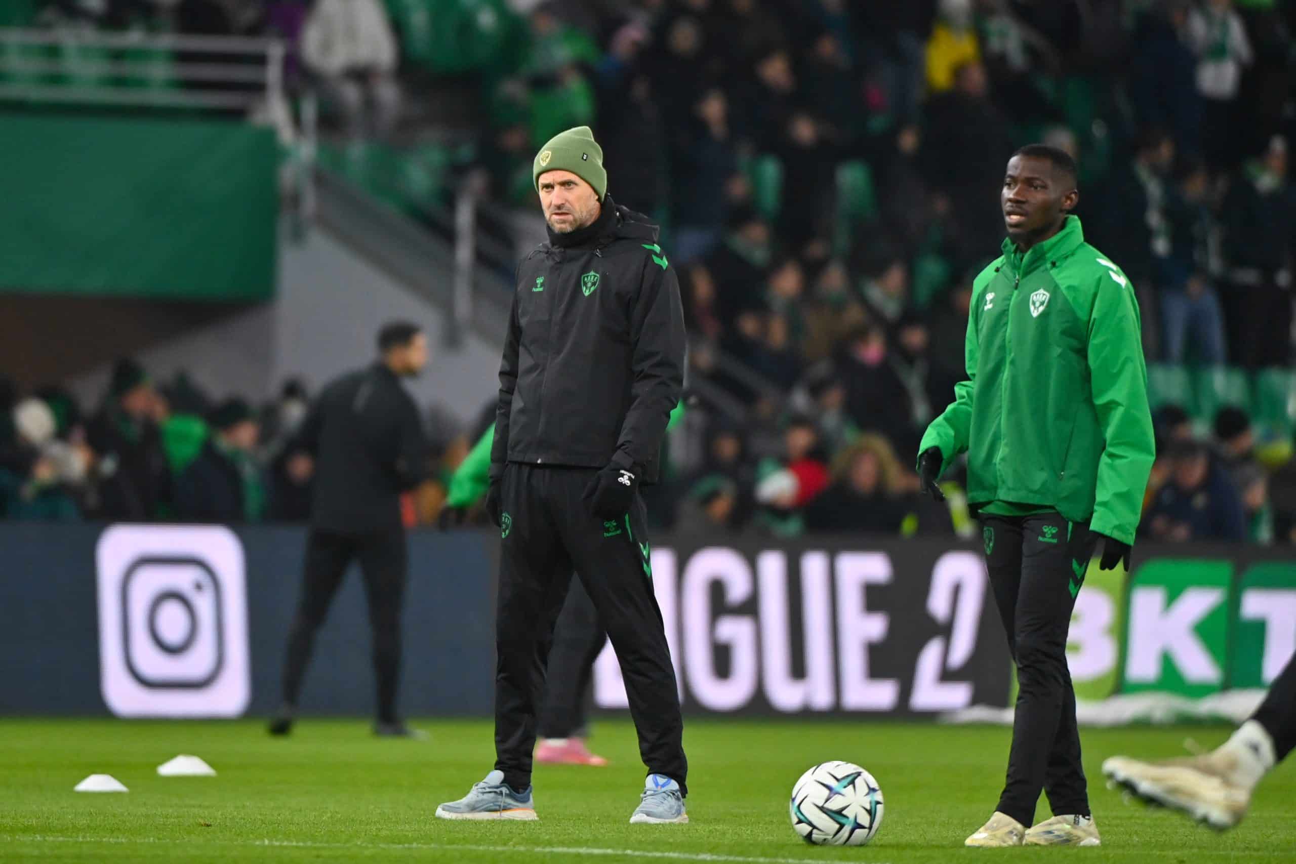 L'entraîneur de l'ASSE, Eirik Horneland, lors de l'échauffement de ses joueurs.
