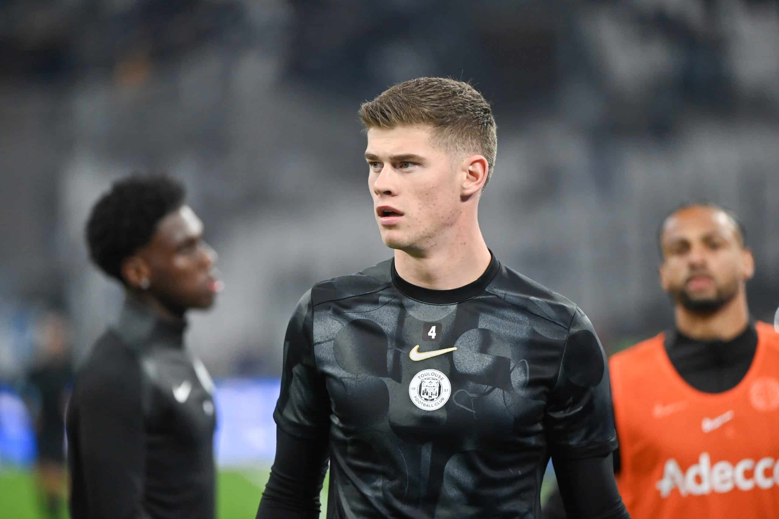 Charlie Cresswell lors de l'échauffement avant OM-Toulouse.