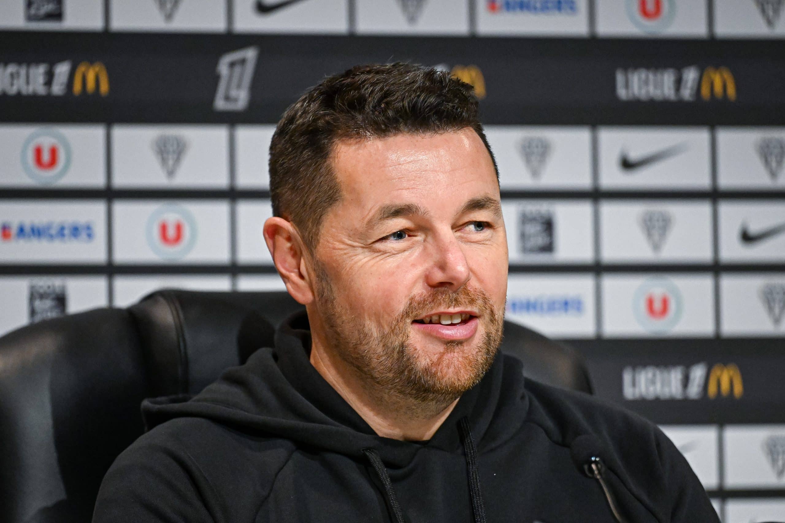 Pierre Sage en conférence de presse après le match du RC Lens à Angers.