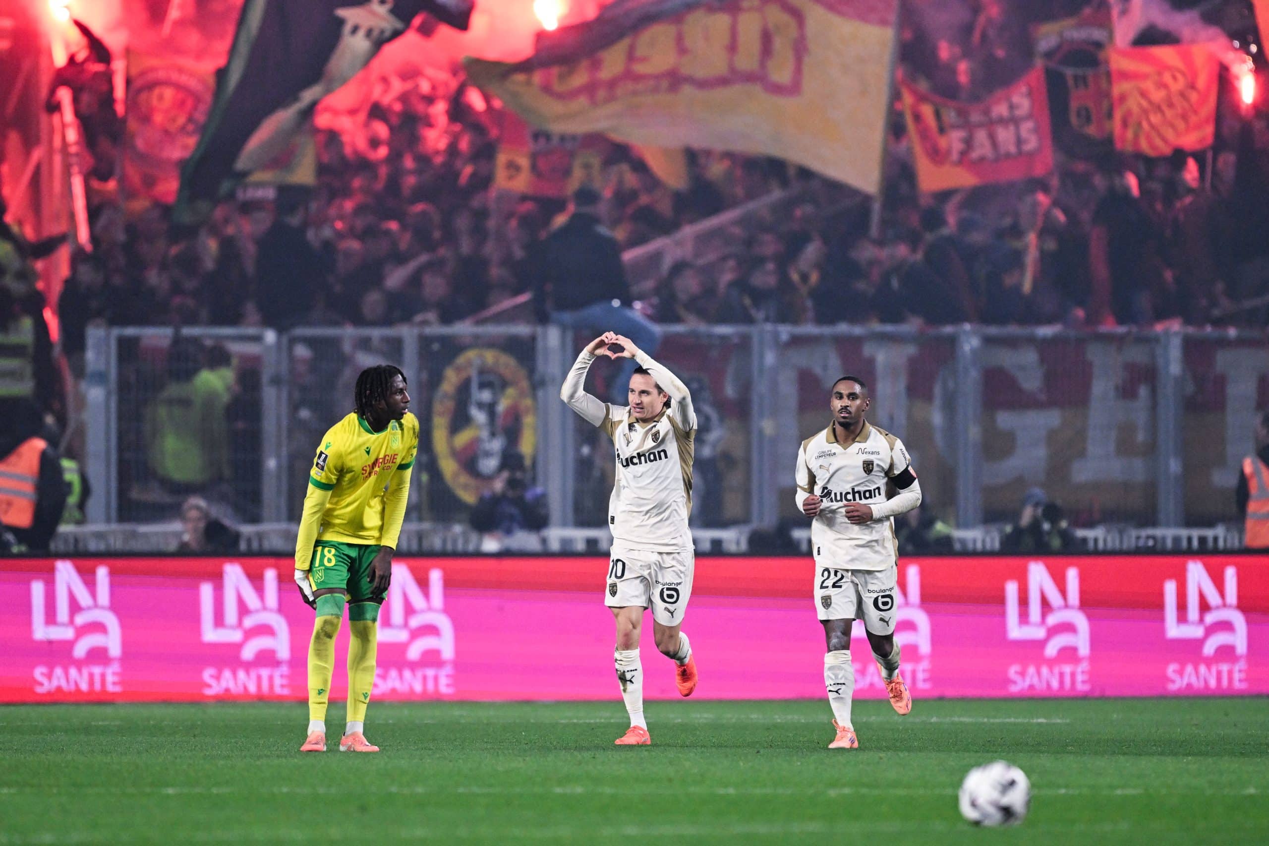 Florian Thauvin célébrant son but à Nantes avec le RC Lens.