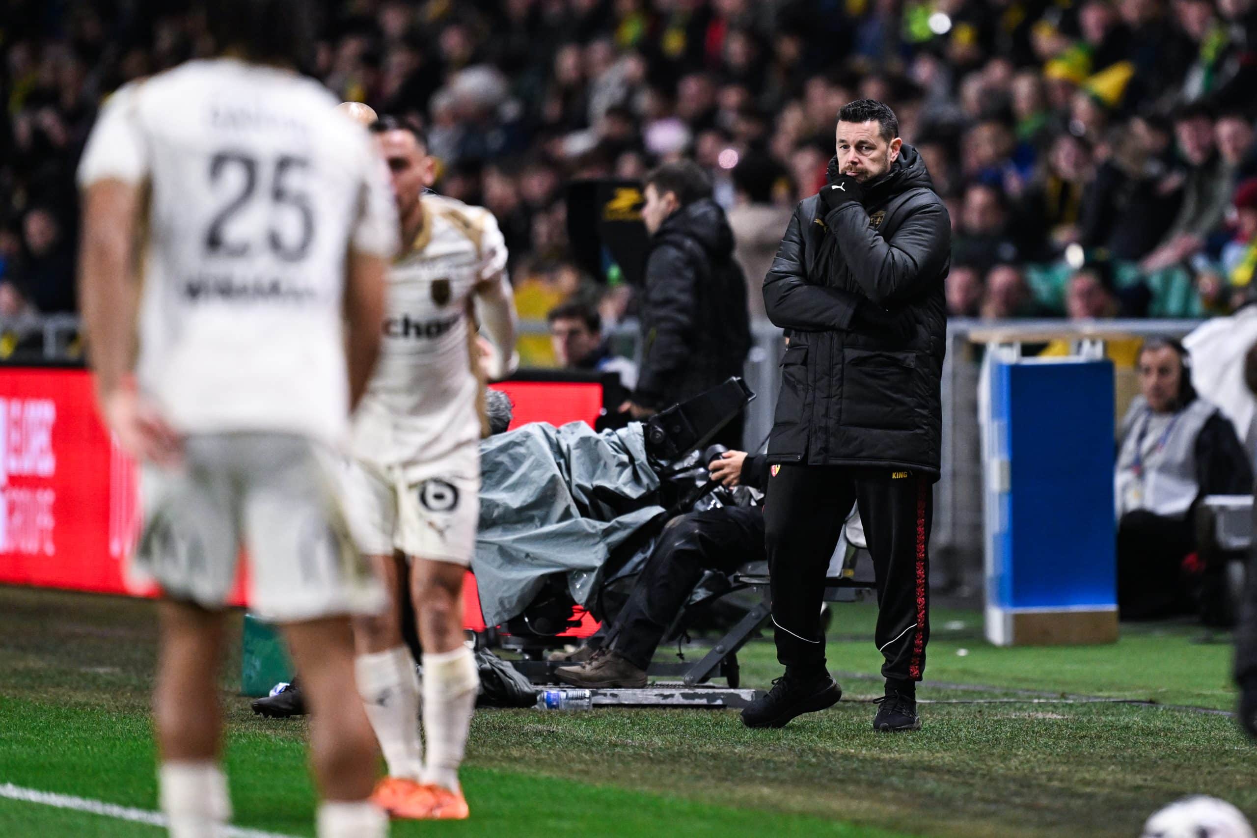 L'entraîneur du RC Lens, Pierre Sage, dubitatif, lors du match à Nantes.