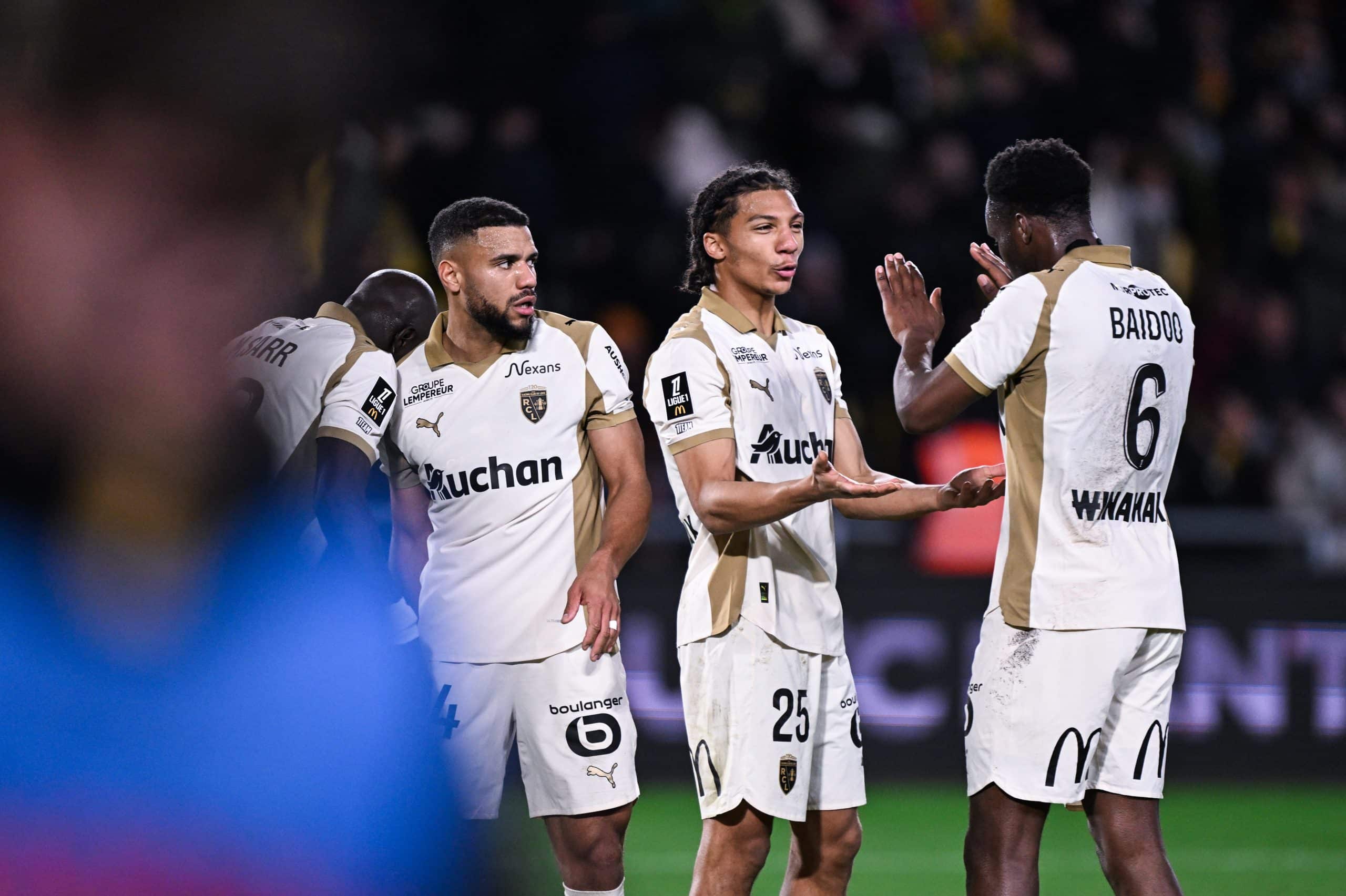 Ismaël Ganiou célébrant avec ses partenaires la victoire du RC Lens à Nantes.