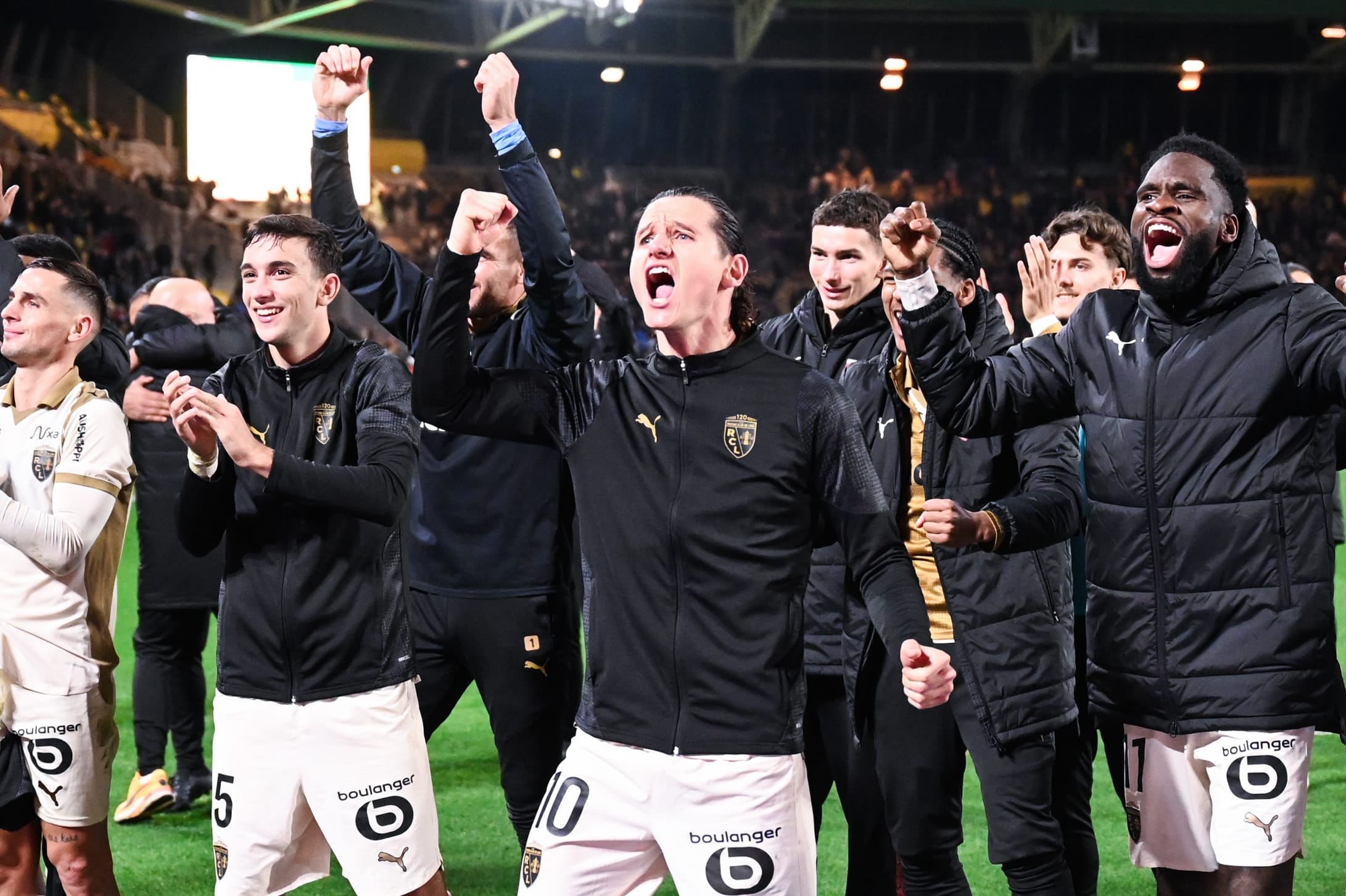 La joie des Lensois après leur succès à Nantes.