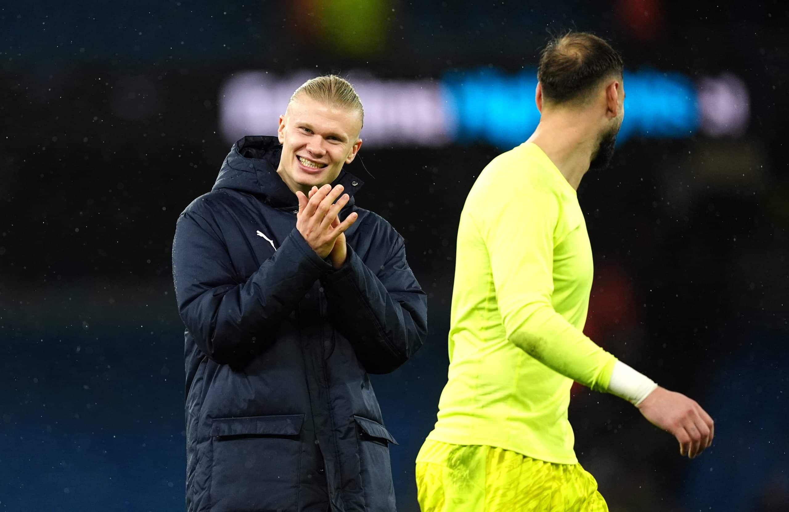 Erling Haaland applaudissant après une victoire de Manchester City.