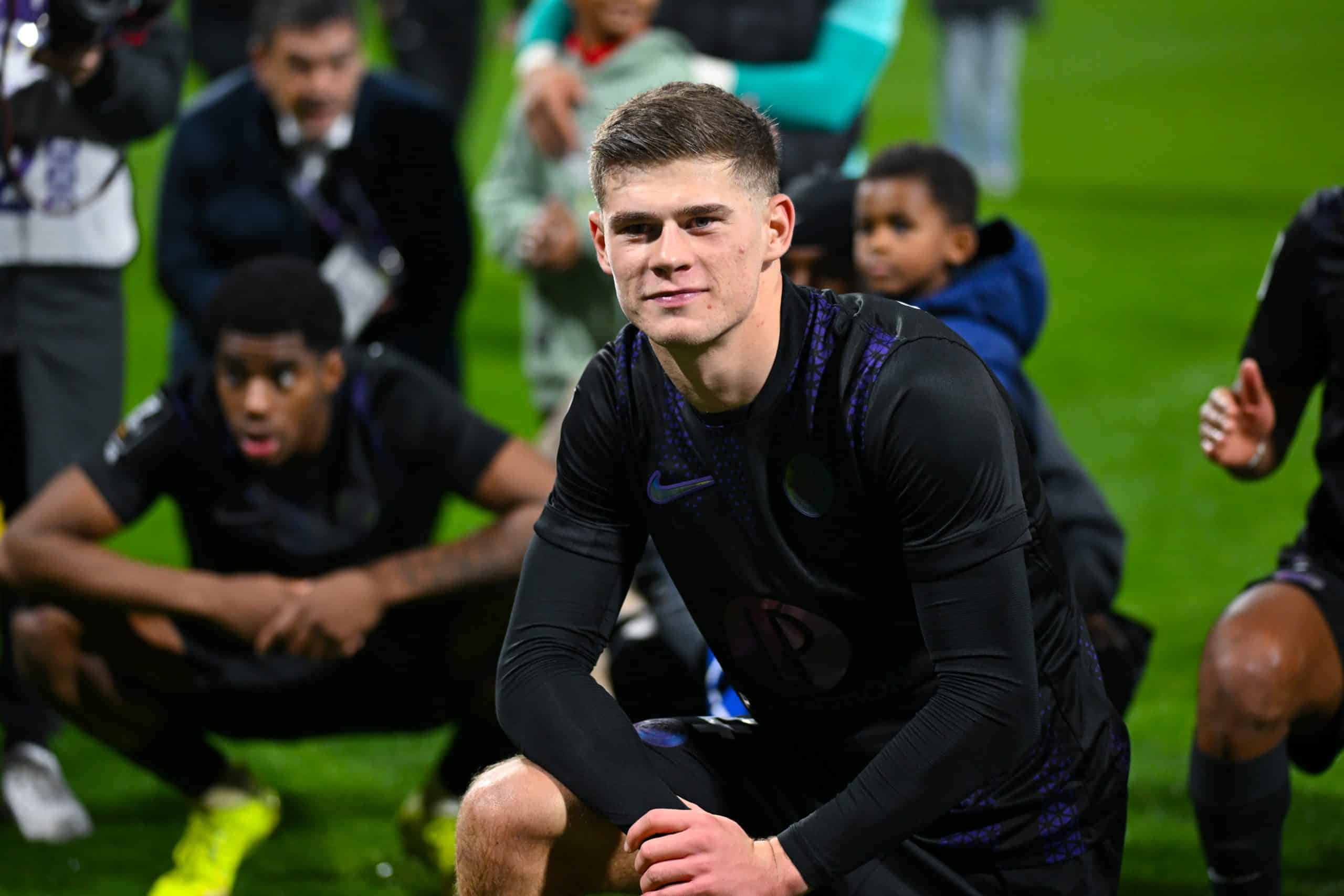 Charlie Cresswell posant avec ses partenaires devant les supporters du TFC.
