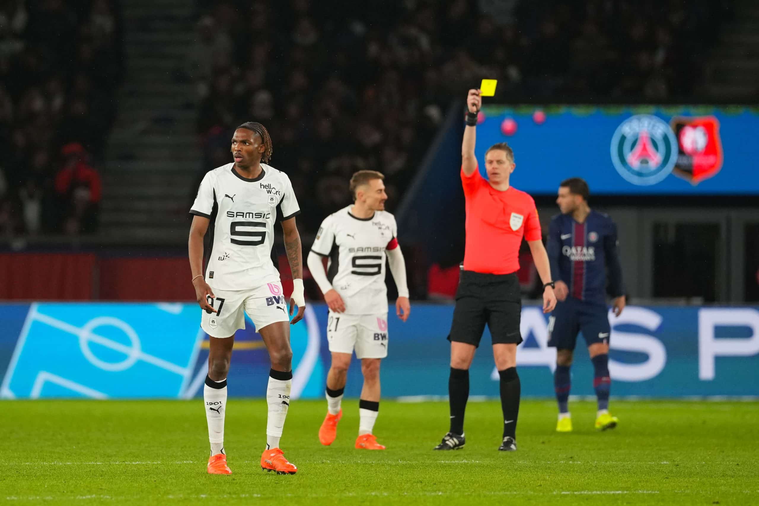 Jérémy Jacquet averti lors du match entre le PSG et le Stade Rennais.
