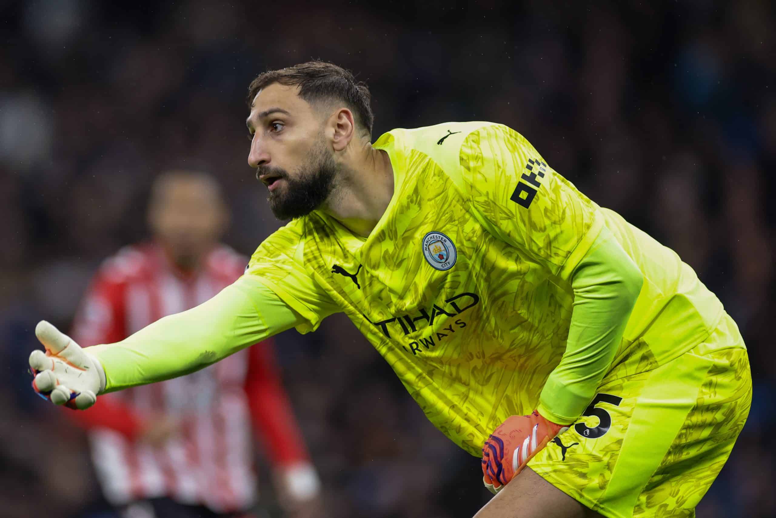 Gianluigi Donnarumma relançant le ballon lors d'un match de Manchester City.