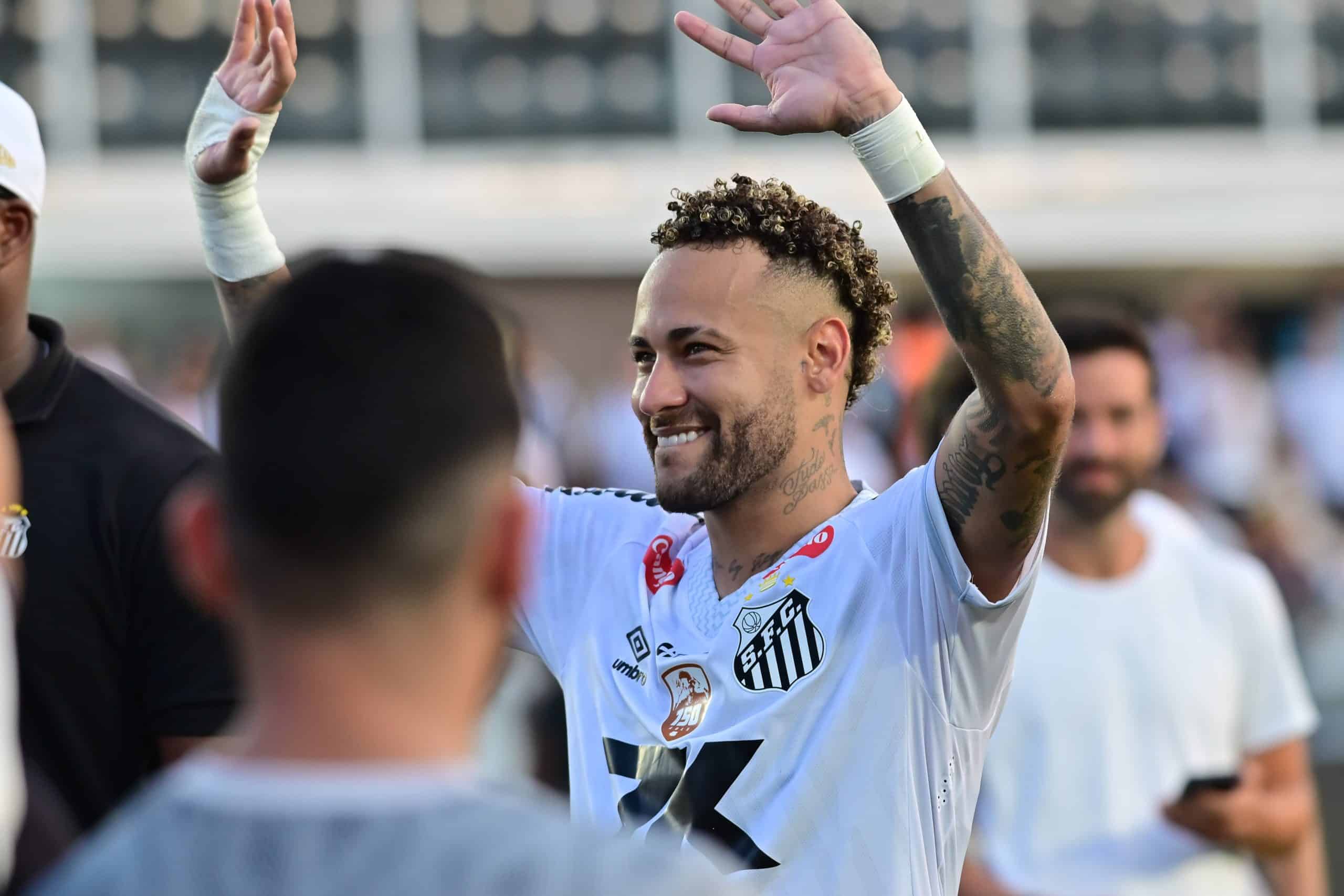 Neymar saluant le public après un match avec Santos.