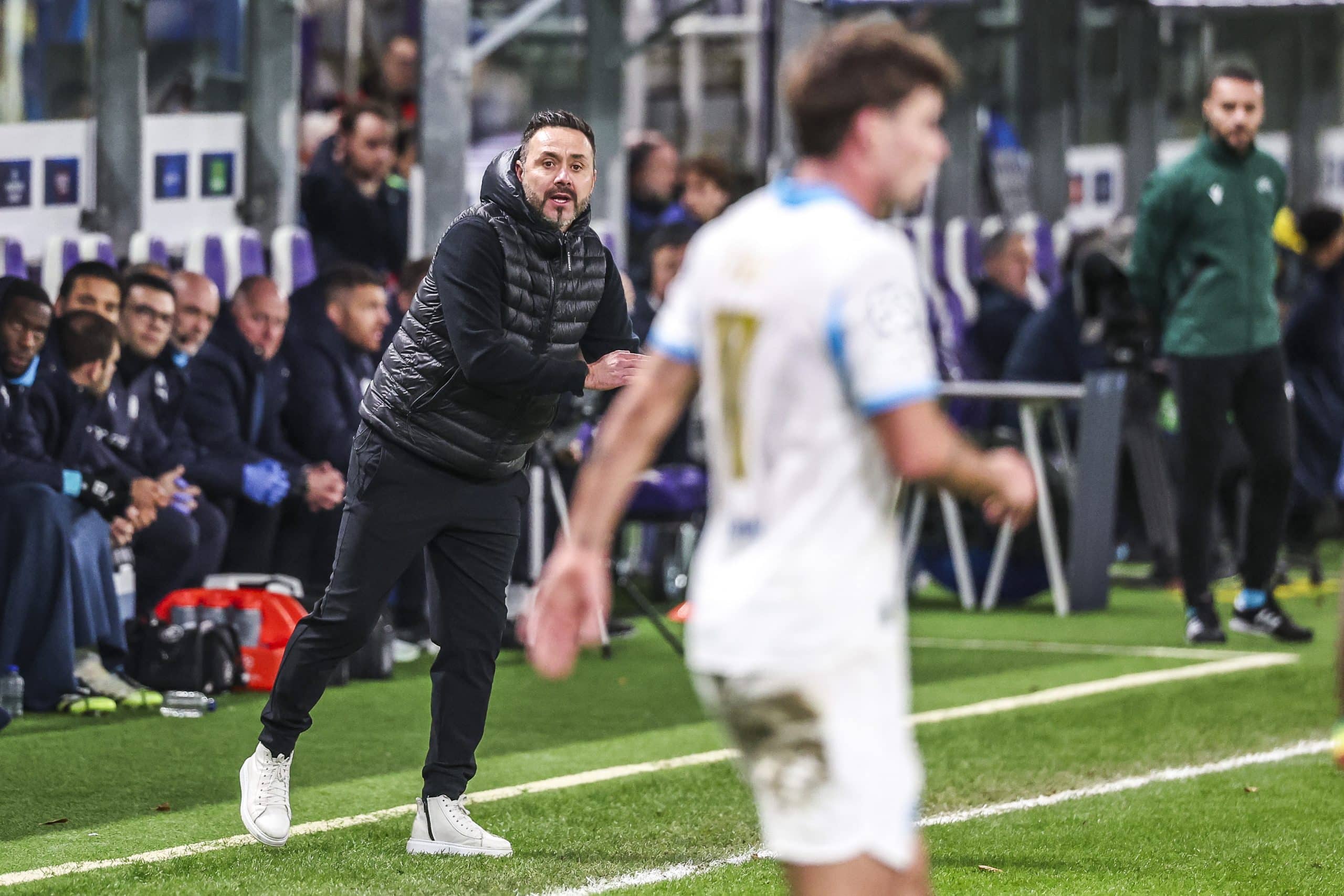 L'entraîneur de l'OM, Roberto De Zerbi, encourageant ses joueurs lors du match contre l'Union Saint-Gilloise.