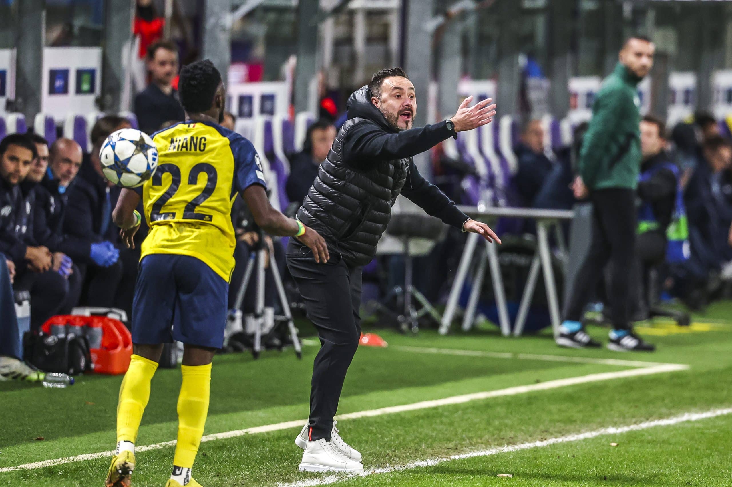 Roberto De Zerbi donnant des indications à ses joueurs lors d'Union Saint-Gilloise-OM.