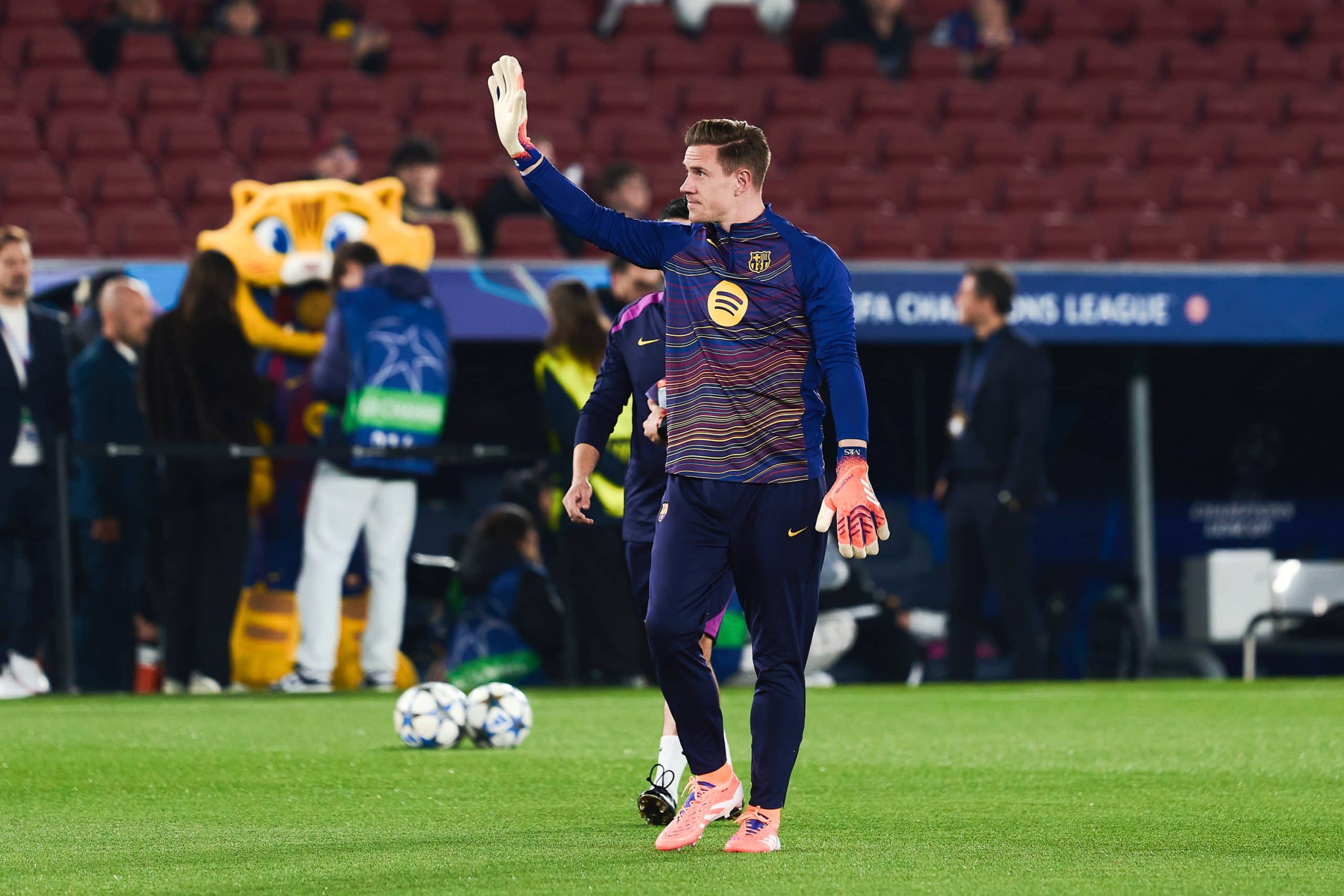 Marc André ter Stegen saluant des supporters du FC Barcelone avant un échauffement.
