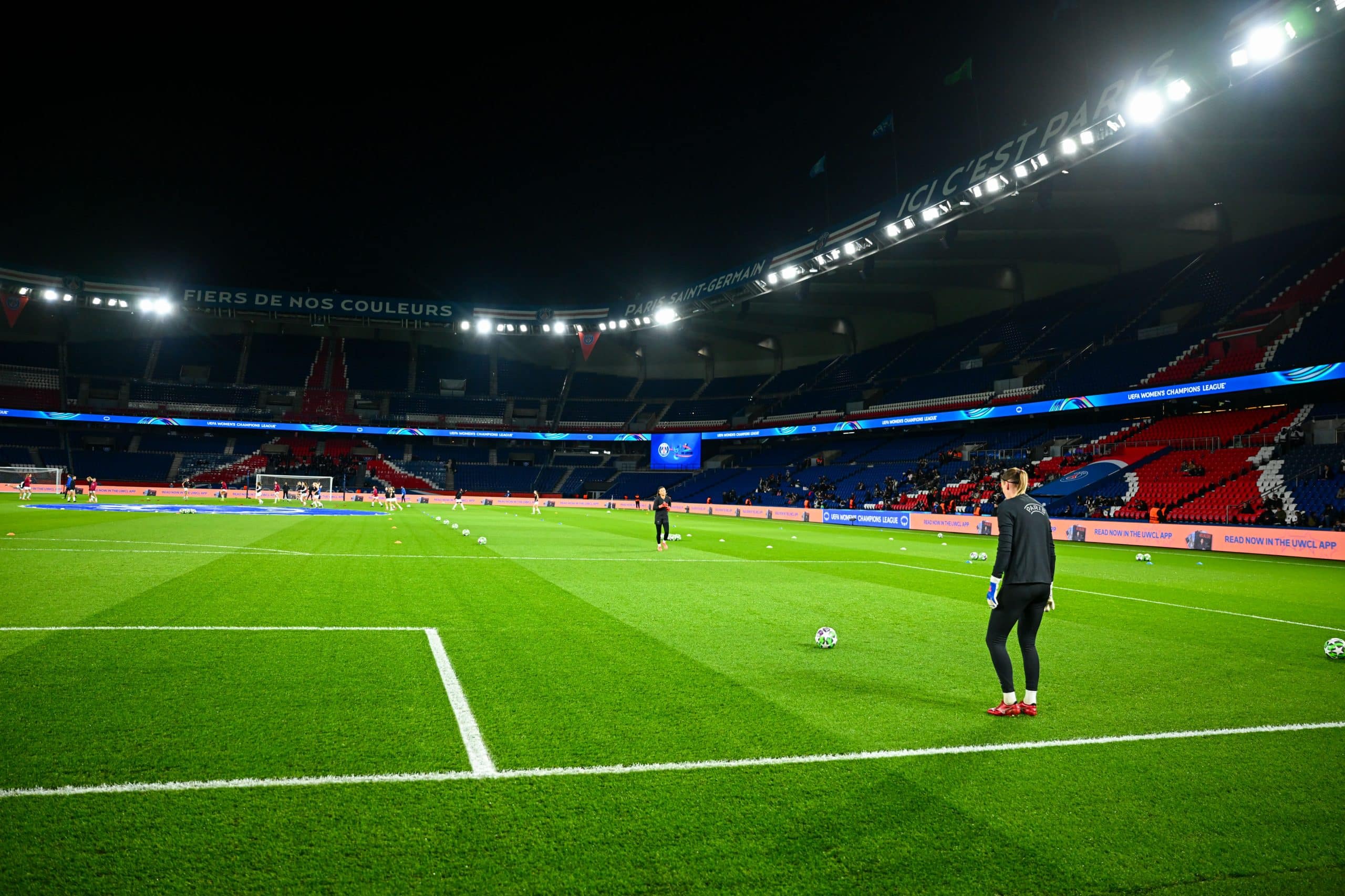 Vue du Parc des Princes depuis la pelouse.