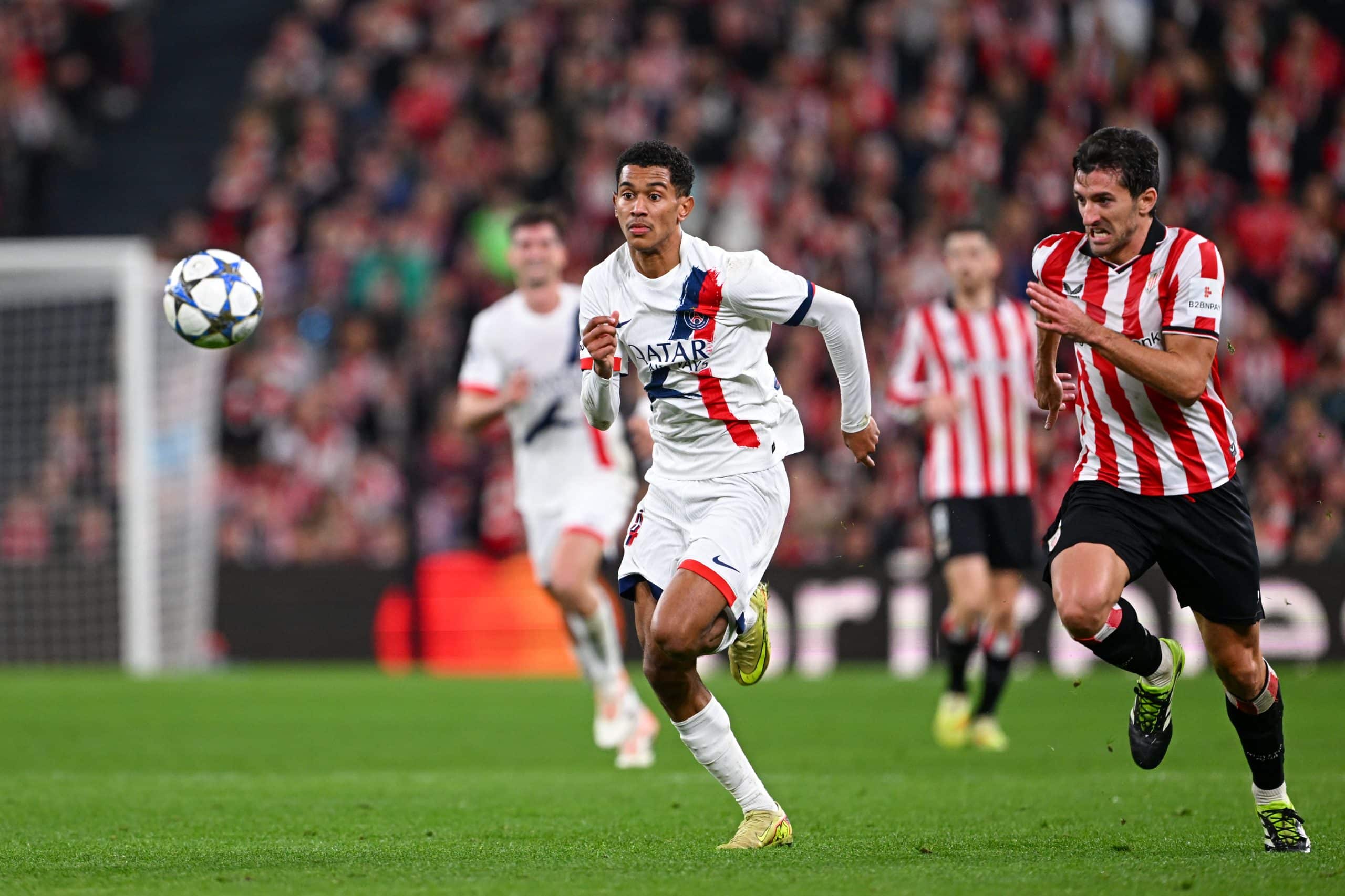 Senny Mayulu sprintant lors d'Athletic Bilbao-PSG.