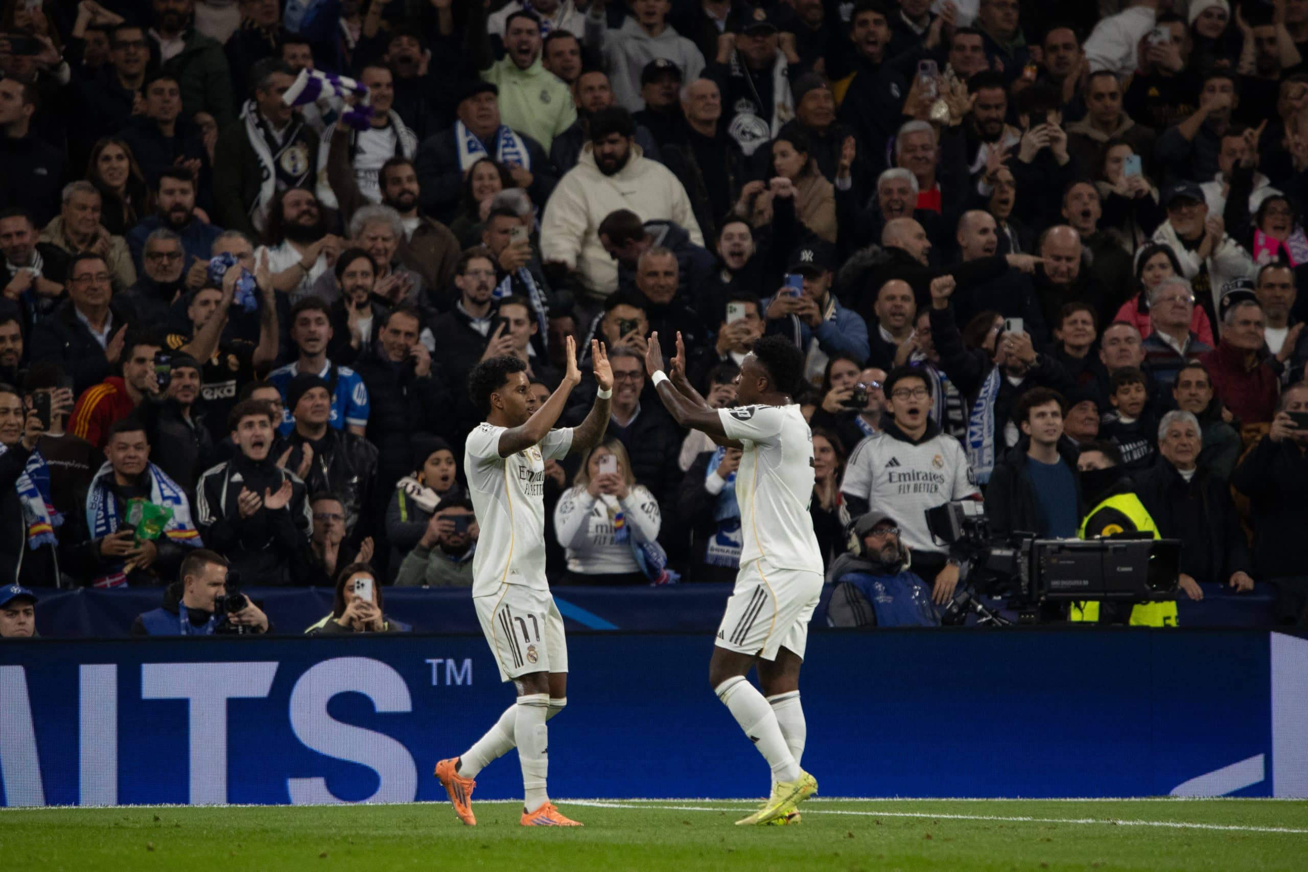 Rodrygo et Vinicius Jr se félicitant après le but du premier lors de Real Madrid-Manchester City.