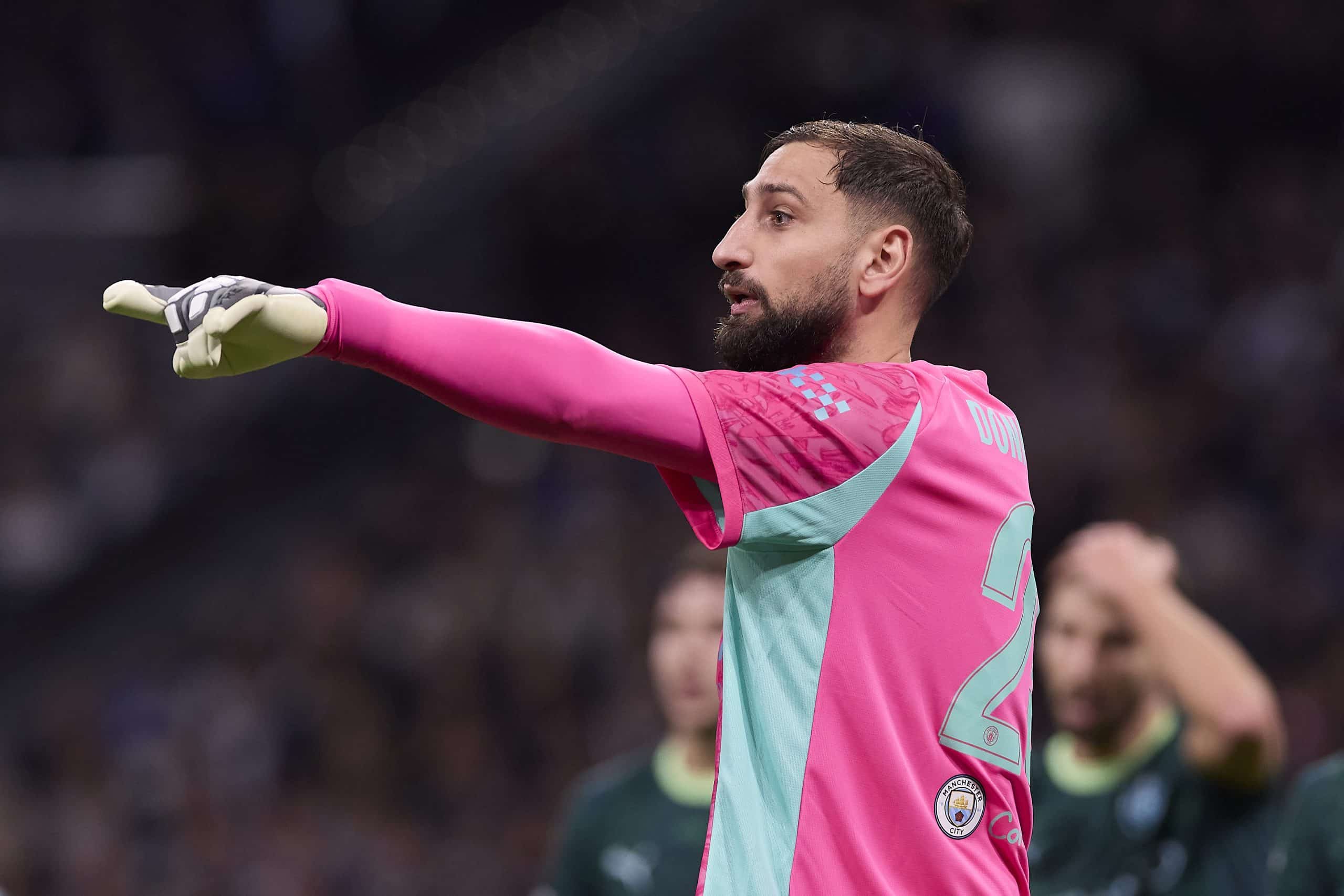 Gianluigi Donnarumma donnant des instructions lors d'un match de Manchester City.