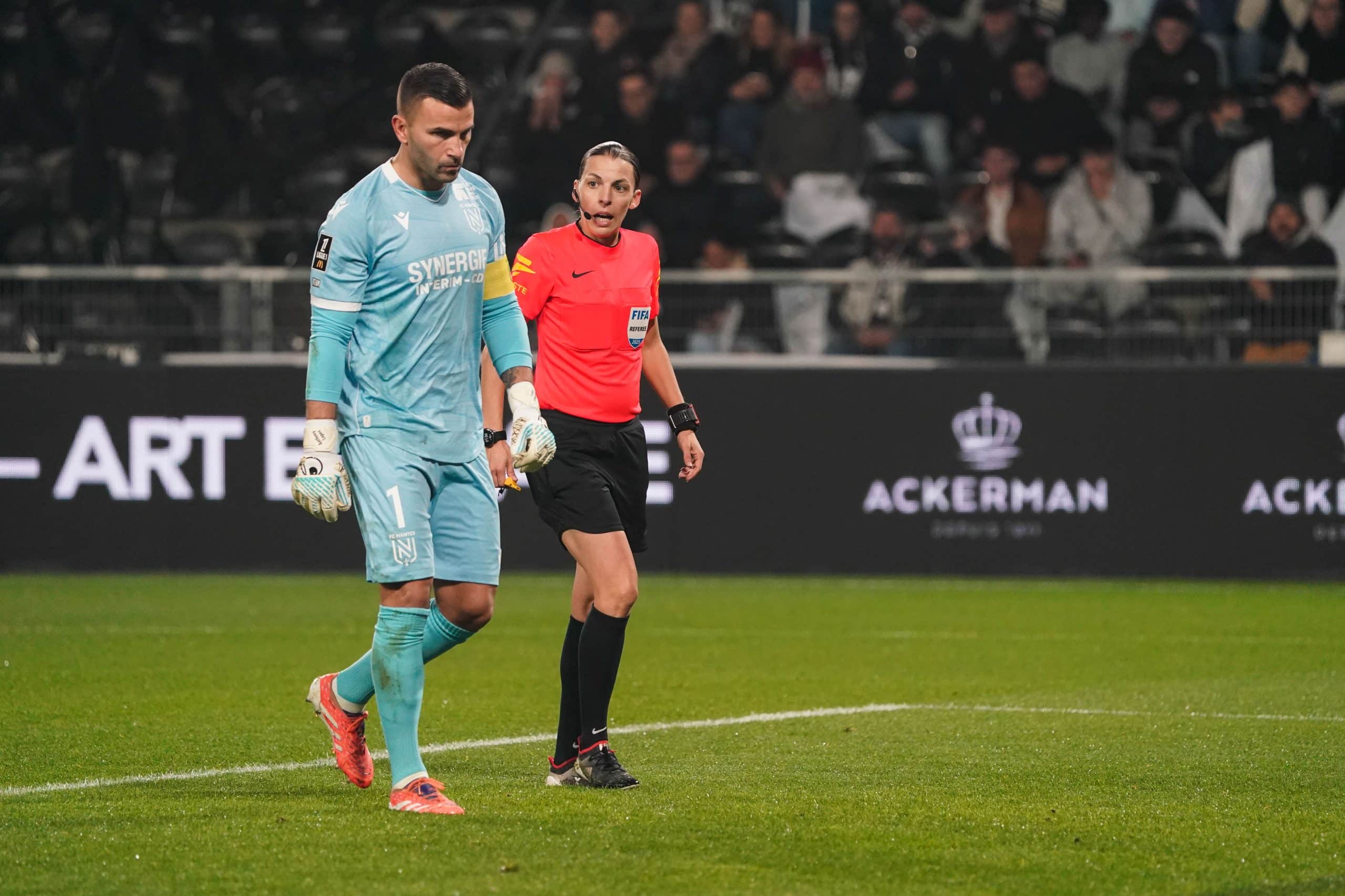 Anthony Lopes avec le brassard de capitaine lors du match à Angers.