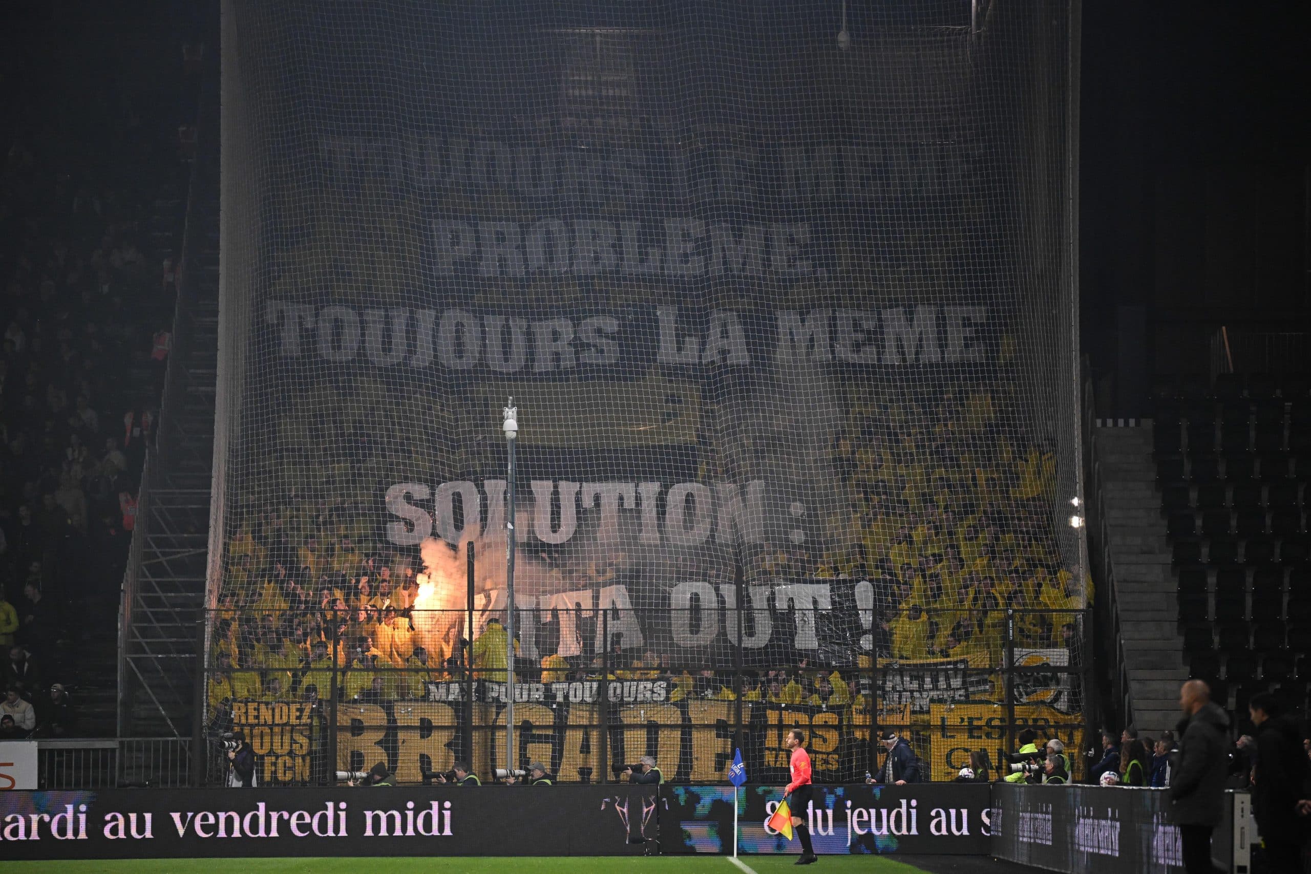 Les supporters du FC Nantes manifestant contre Waldemar Kita lors du match à Angers.