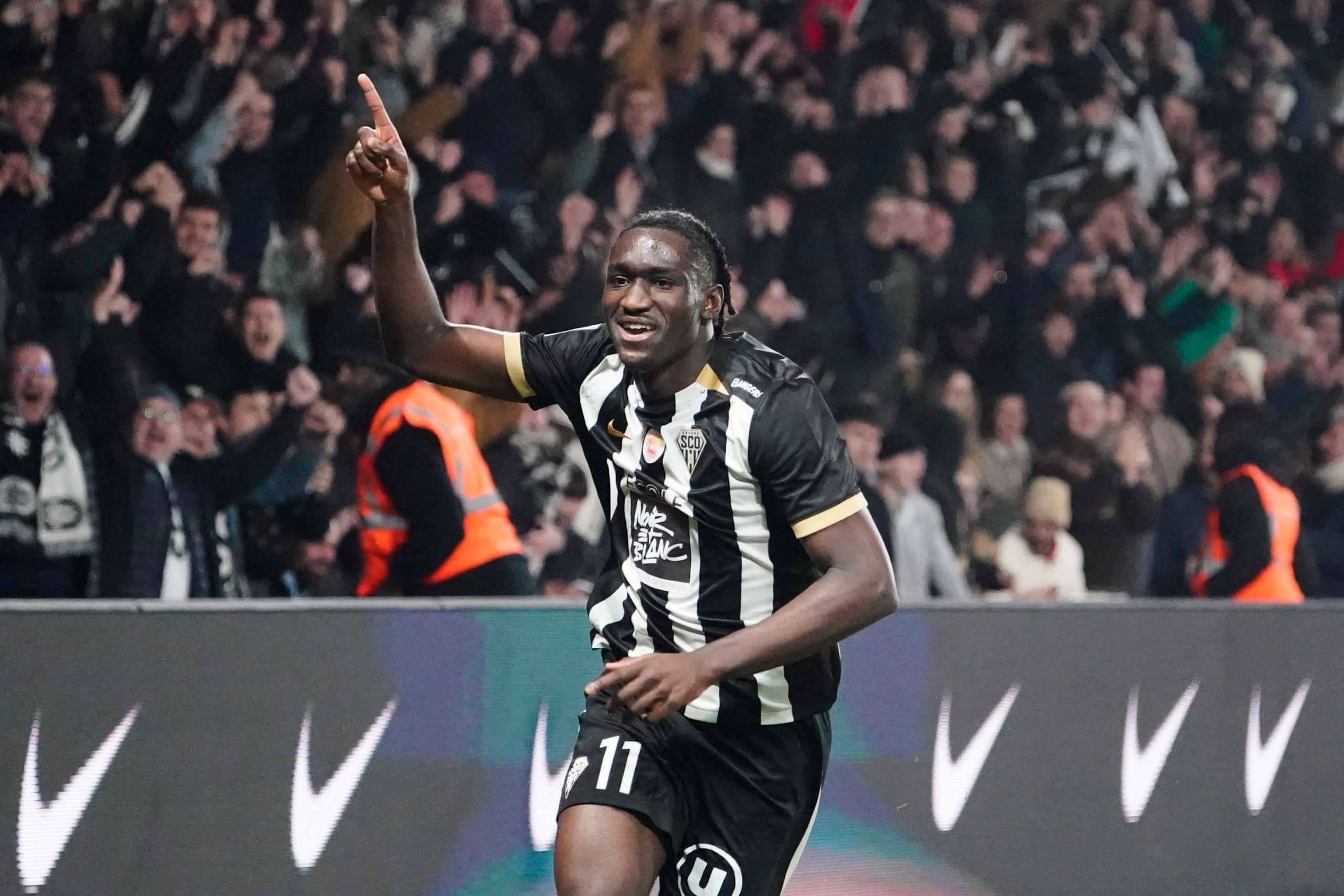 L'attaquant du SCO d'Angers Sidiki Cherif célébrant son but face au FC Nantes.