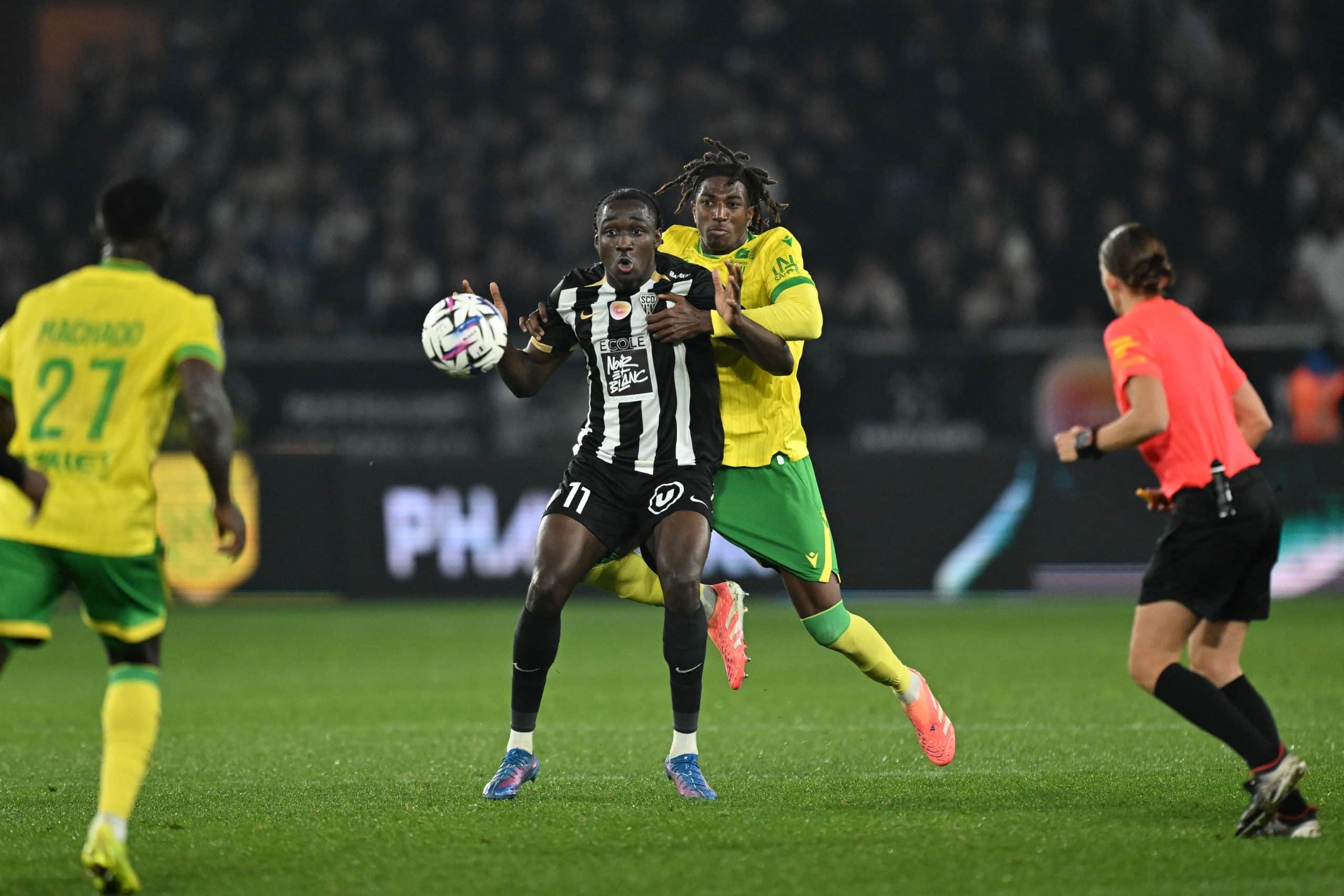 Sidiki Chérif (SCO) chargé par Tylel Tati (FC Nantes), deux joueurs suivis par le PSG.